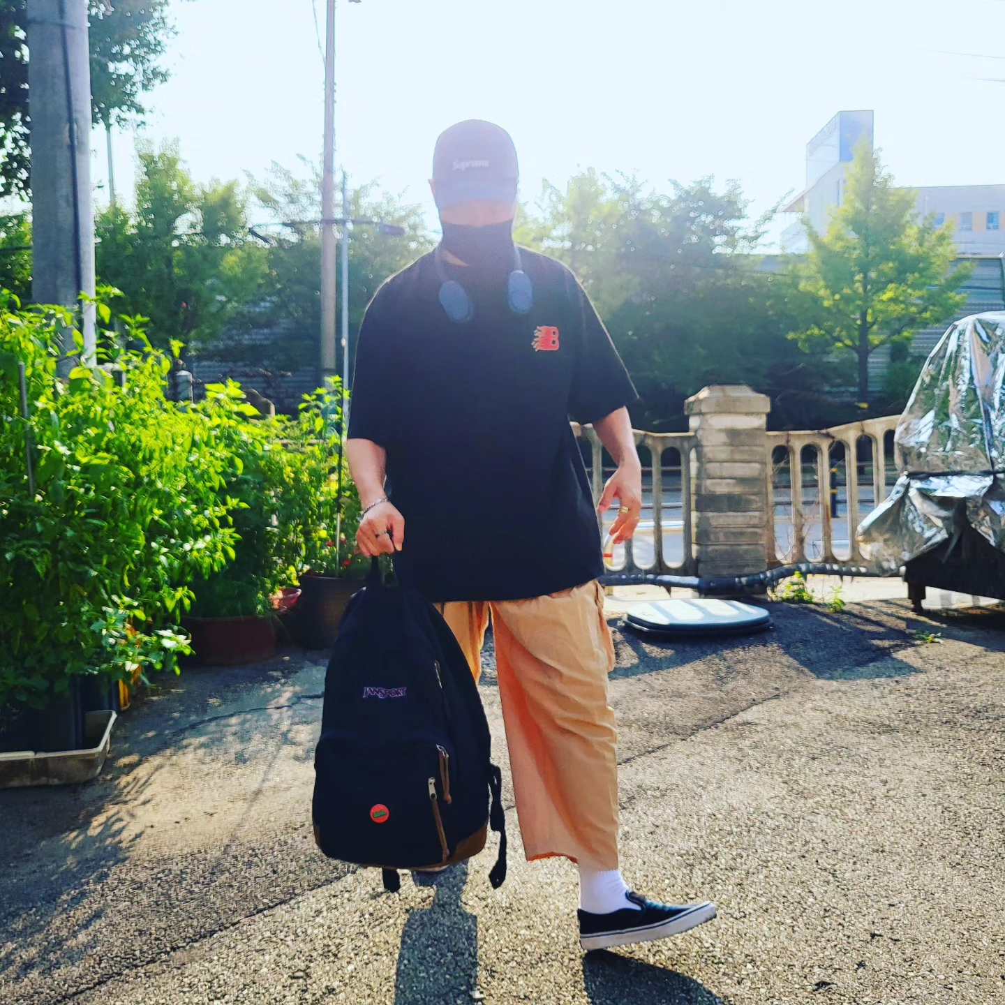 Supreme Webbing Keychain Red - 23SS, Supreme Denim Camp Cap Washed Black - 22FW 착용 스타일 - 4