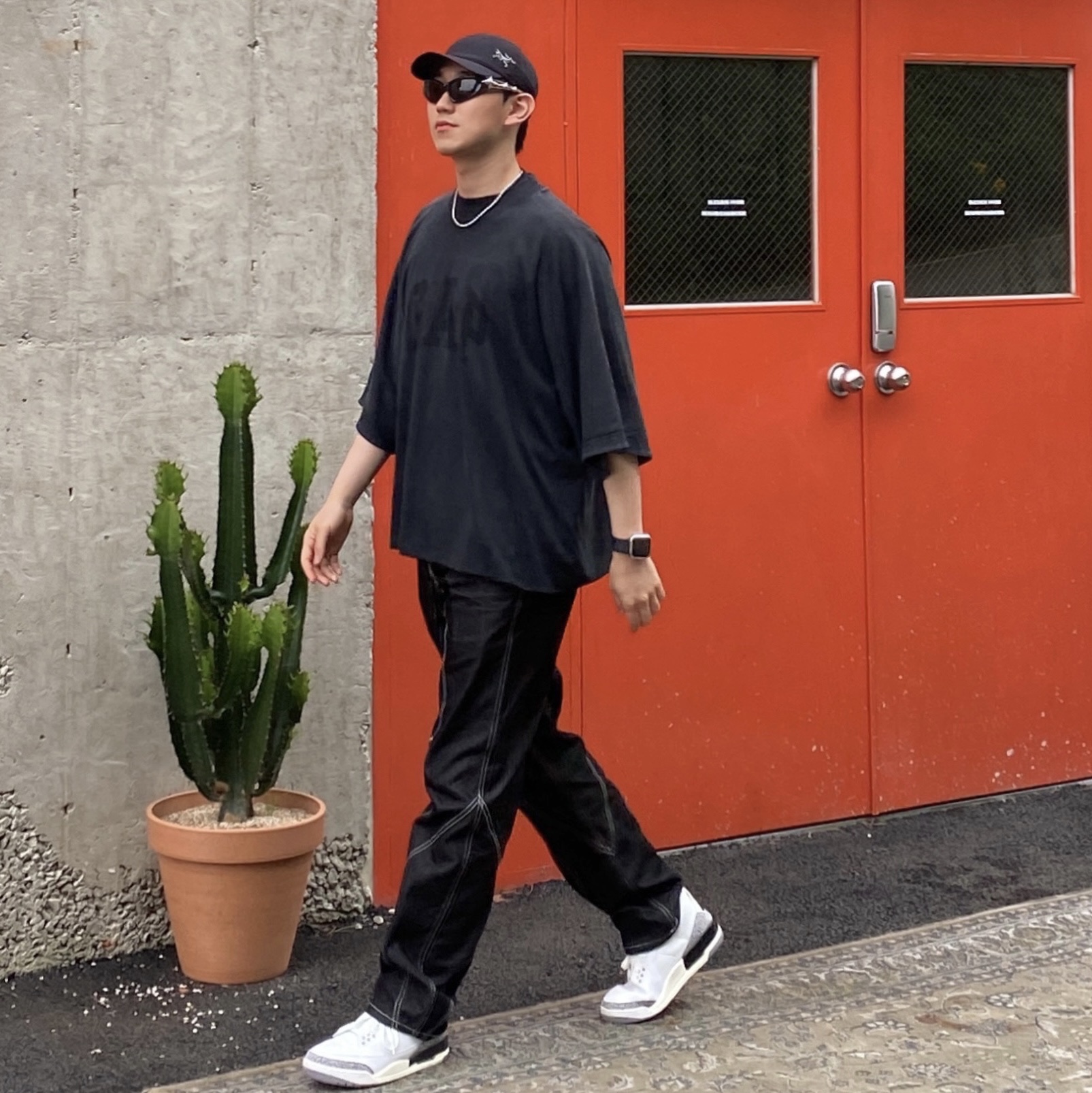 Gentle Monster Paso 01 Black, Yeezy Gap Engineered By Balenciaga Dove No Seam T-Shirt Black 착용 스타일 - 1