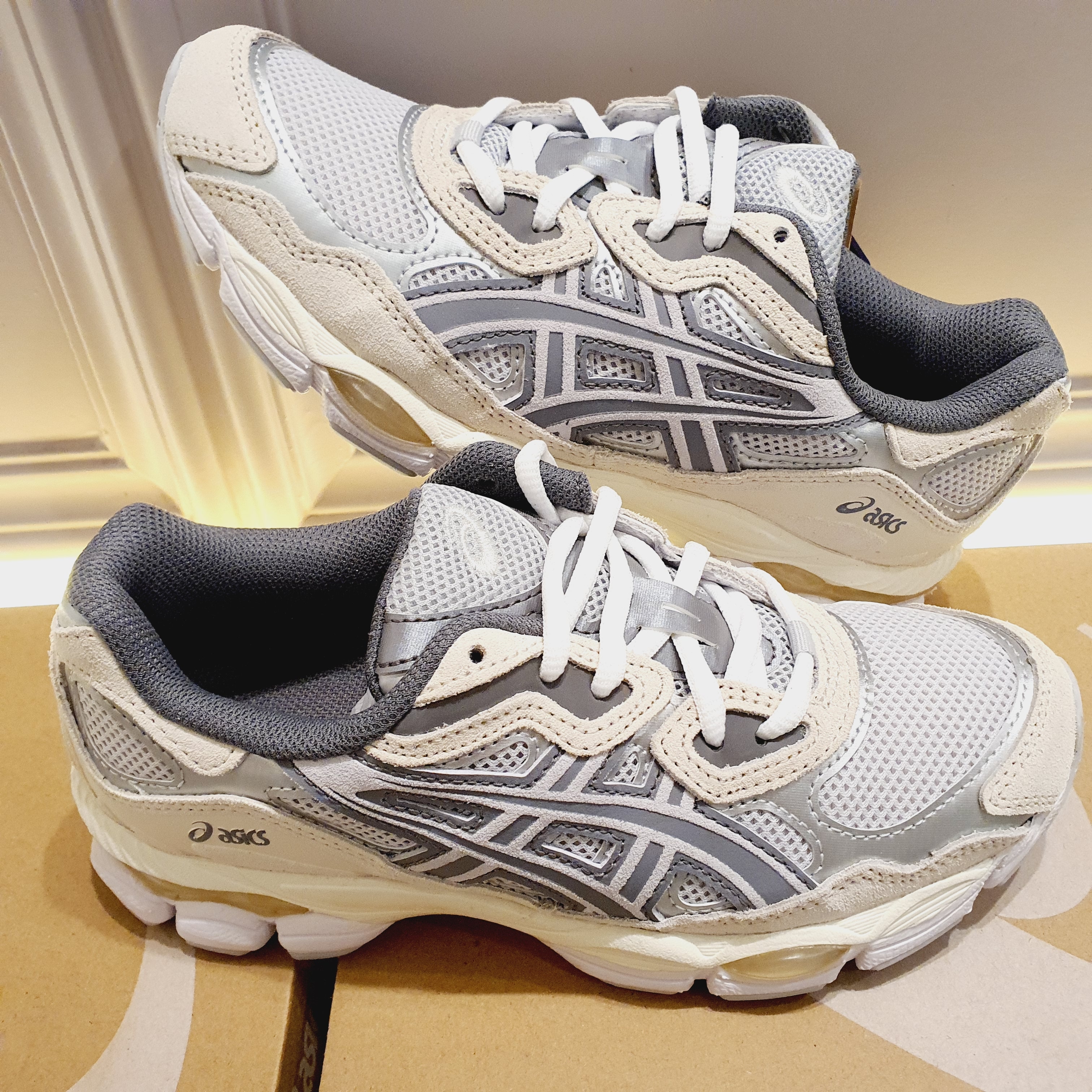 Asics Gel-NYC White Oyster Grey, Asics Gel-NYC Concrete Oatmeal 착용 스타일 - 2