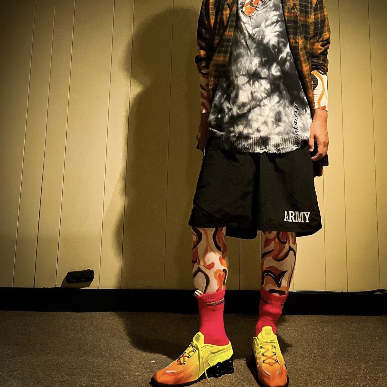 Nike x Martine Rose Shox MR4 Safety Orange 착용 스타일 - 4