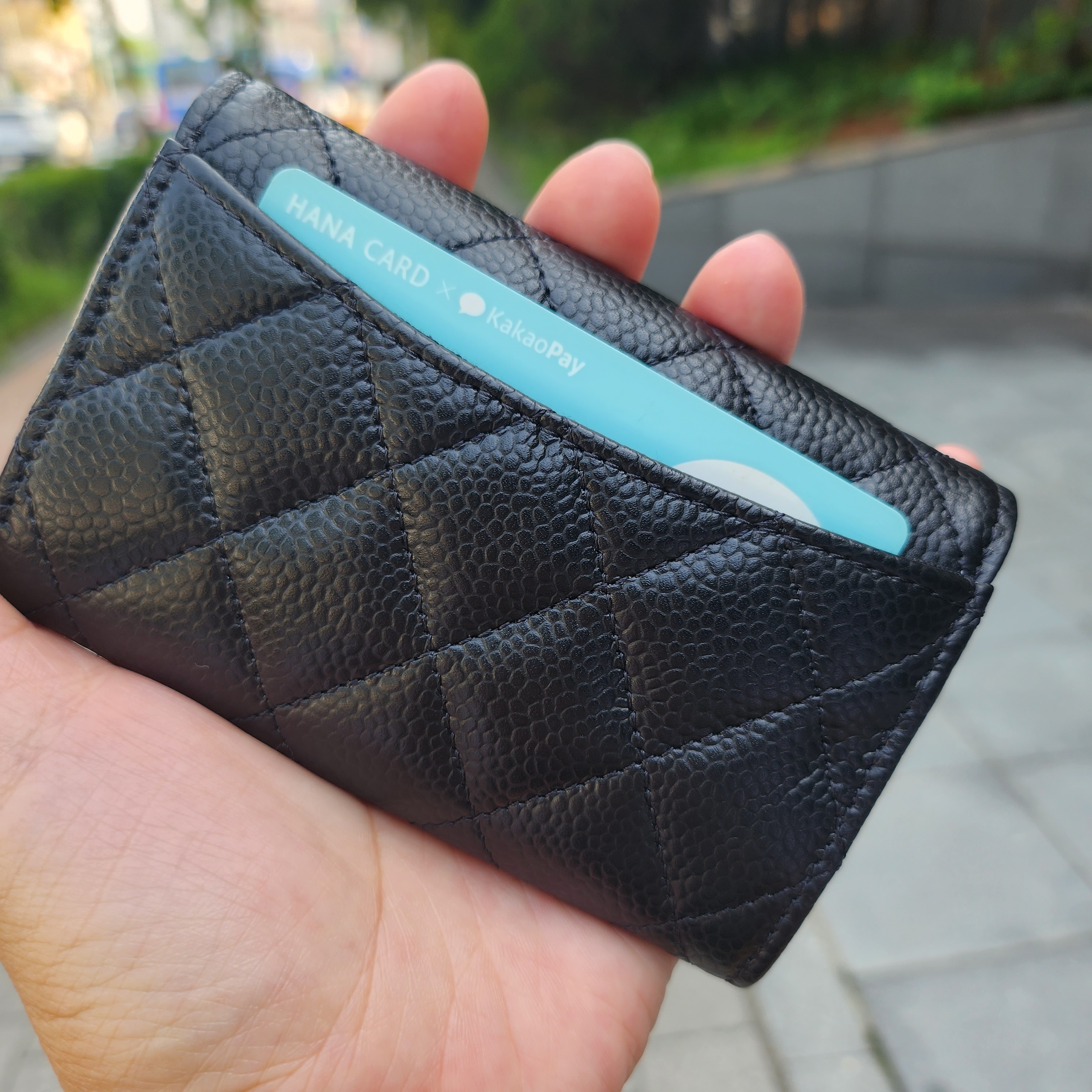 Chanel Classic Card Holder Grained Calfskin & Silver Black 착용 스타일 - 2