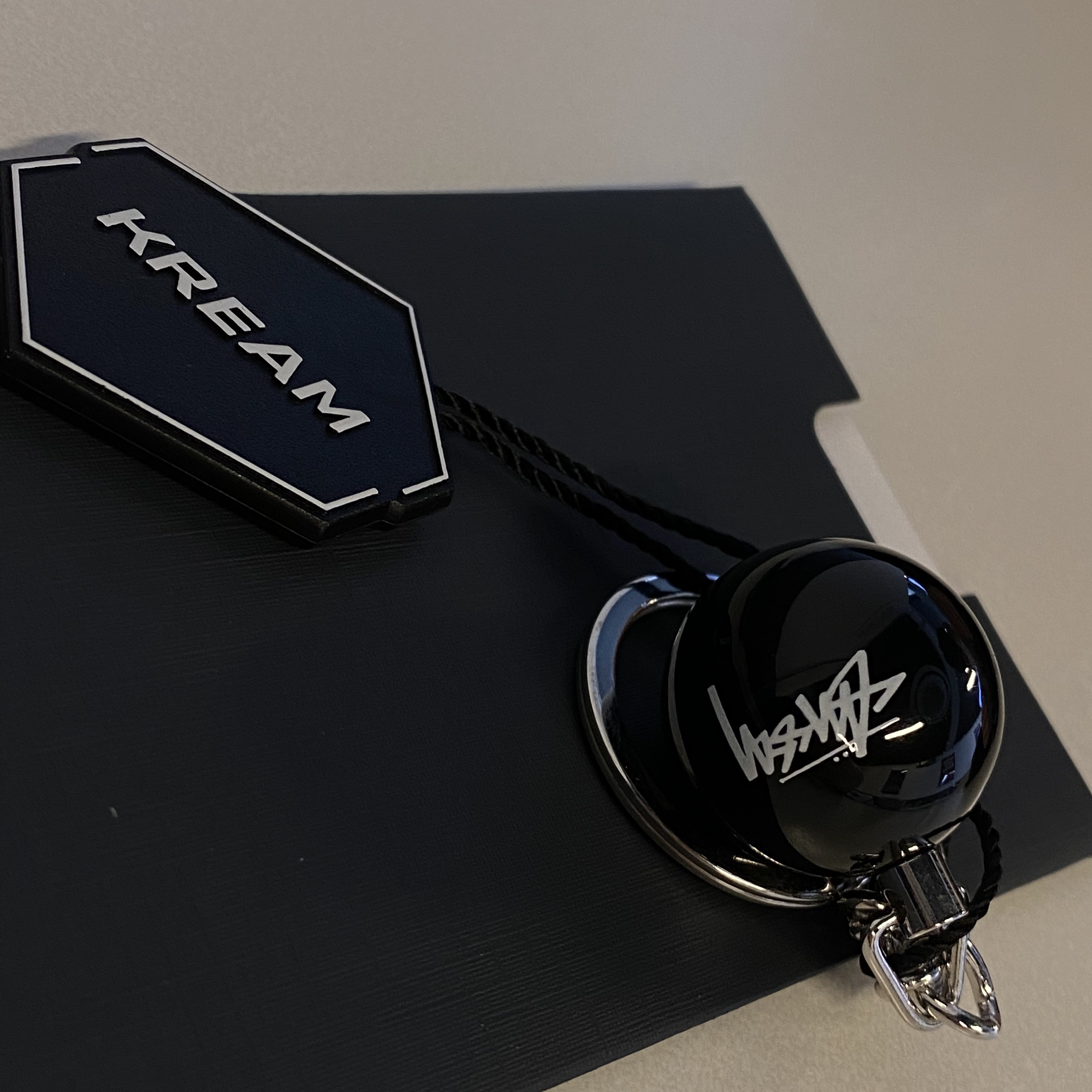 Stussy 8 Ball Keychain Black 착용 스타일