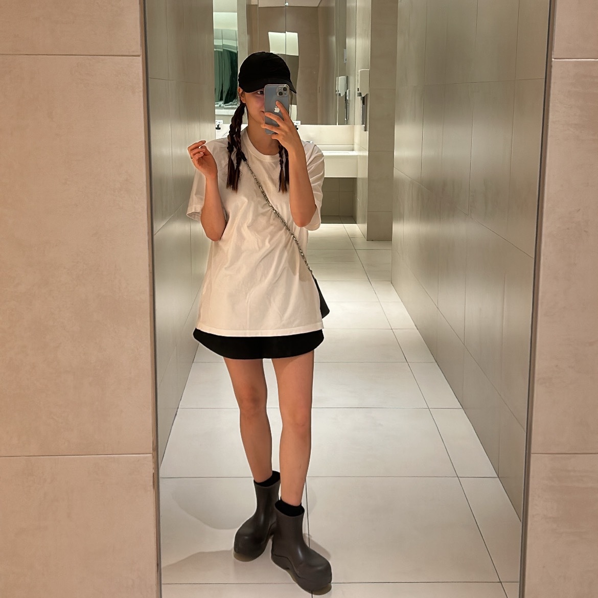 (W) Bottega Veneta Puddle Ankle Boots Fondant, Maison Margiela 5AC Bucket Bag Black 착용 스타일