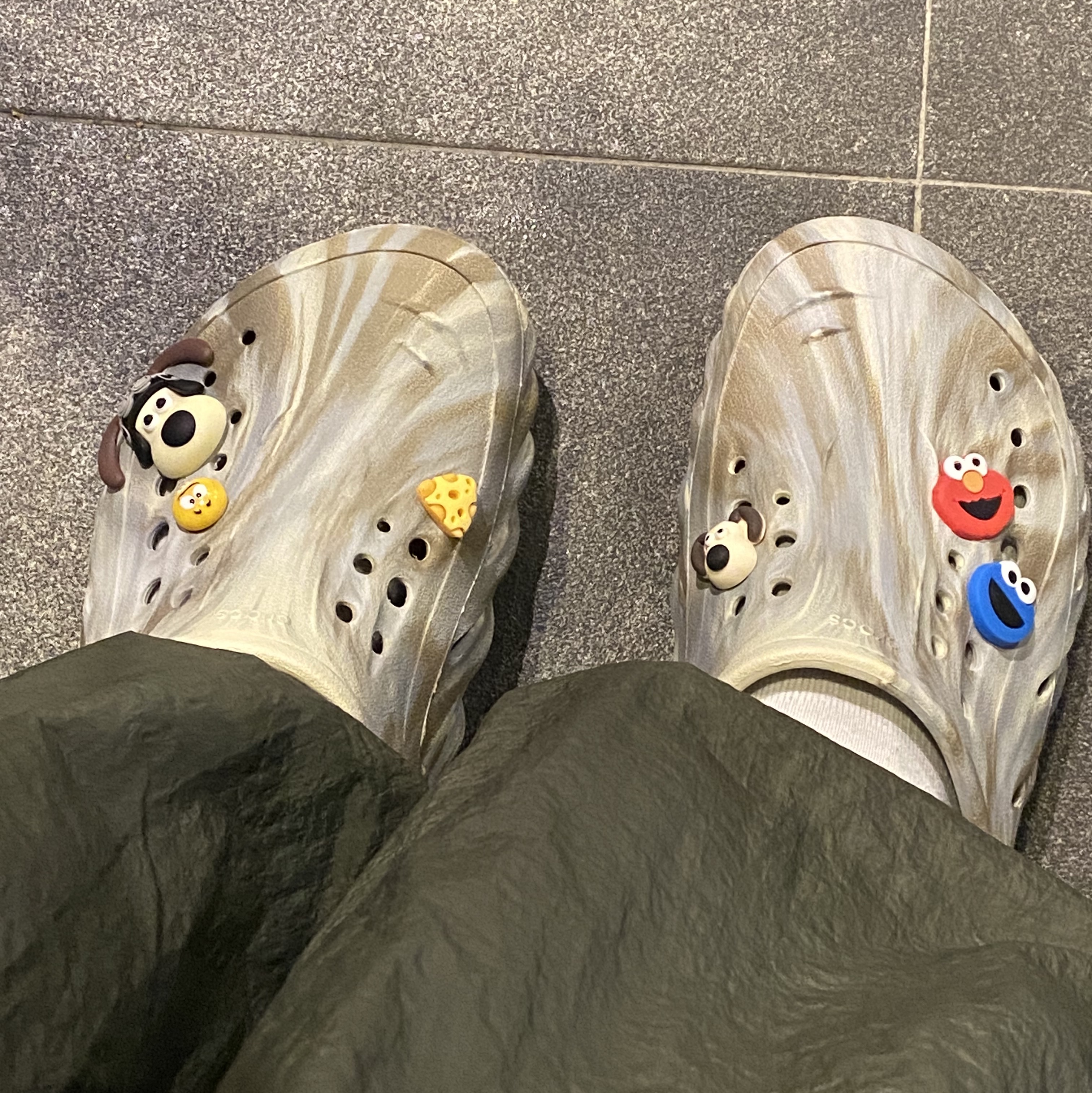 Crocs Echo Marbled Clog Bone Multi 착용 스타일