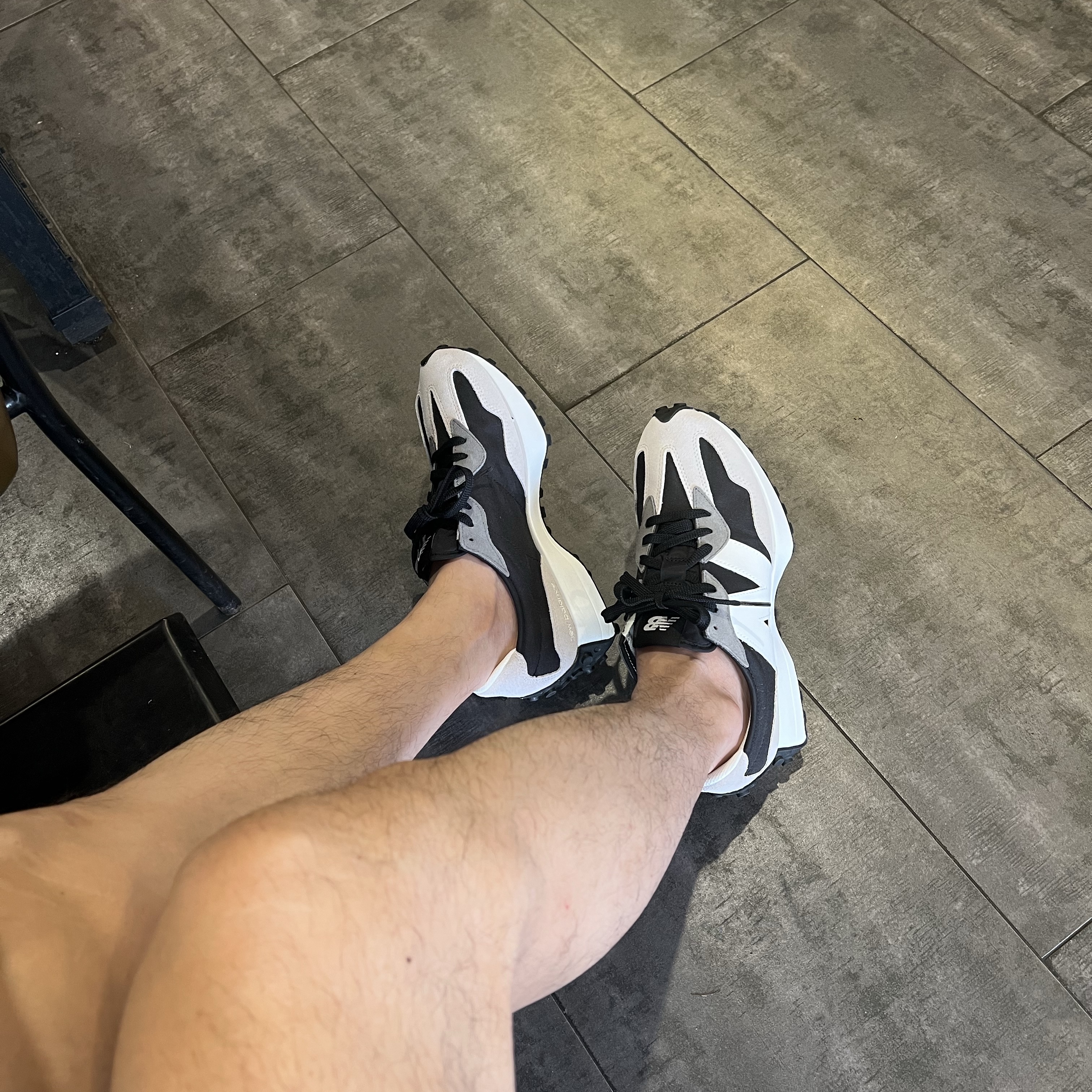 New Balance 327 Black Grey 착용 스타일