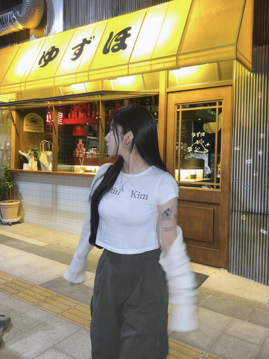 (W) Matin Kim Logo Silket Crop Top White, (W) Matin Kim Logo Silket Crop Top Black 착용 스타일