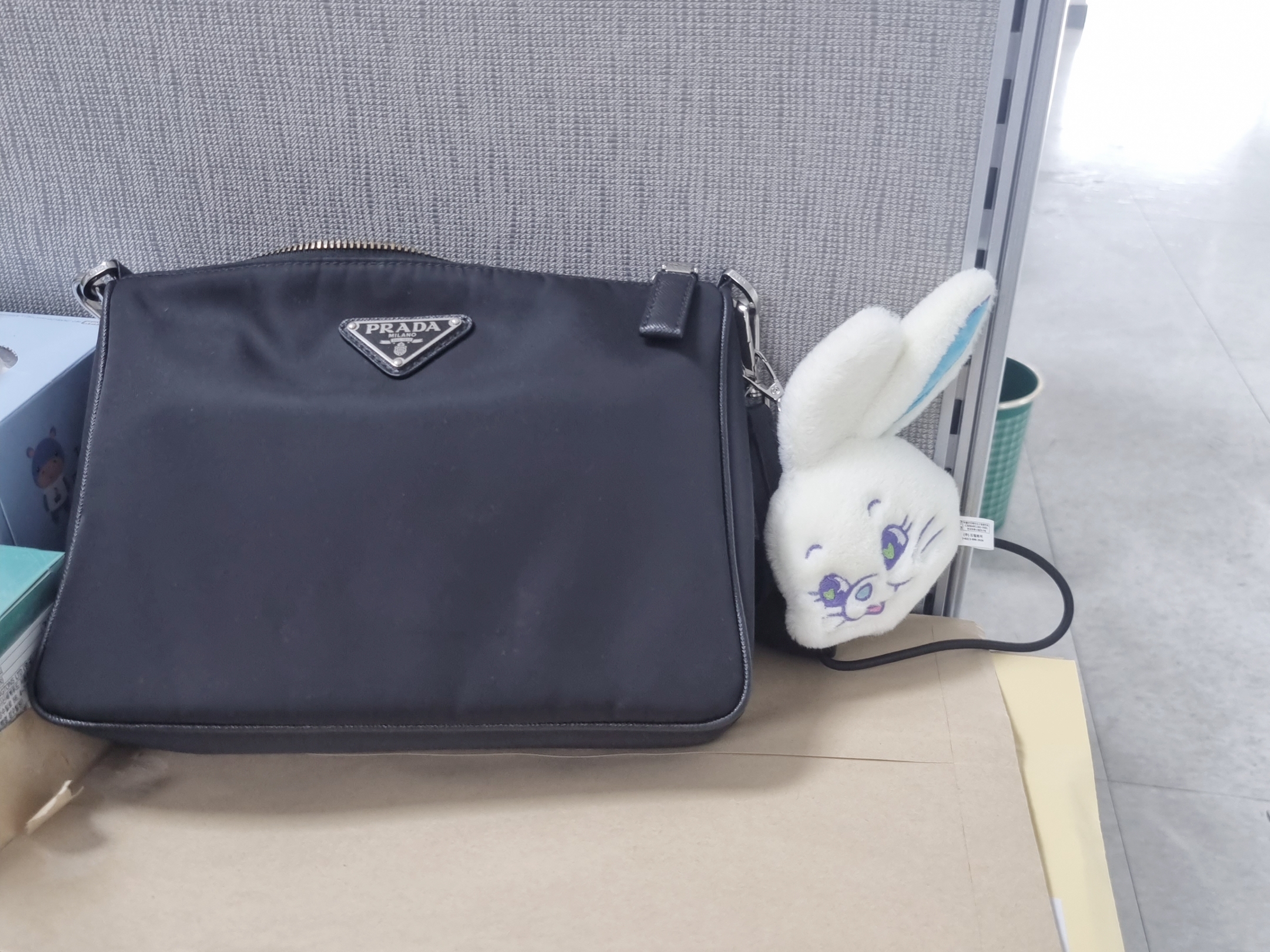 NewJeans Tokki Merchandise Fluffy Keyring White 착용 스타일