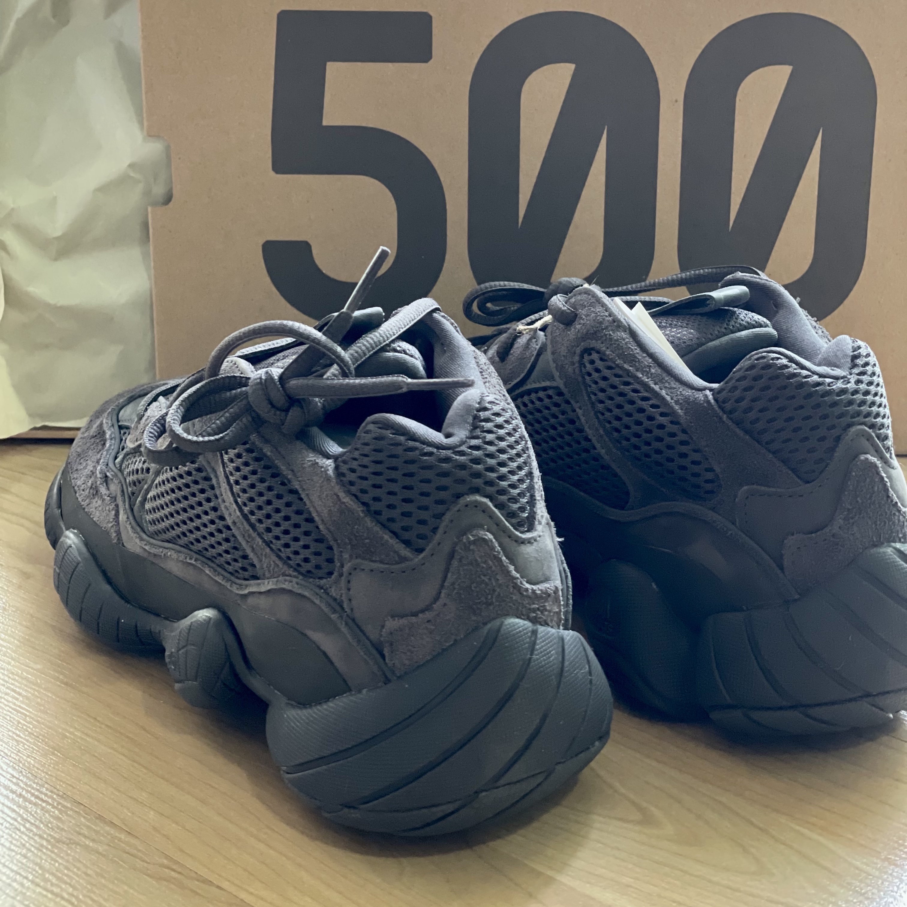 Adidas Yeezy 500 Utility Black 2022/2023 착용 스타일 - 2