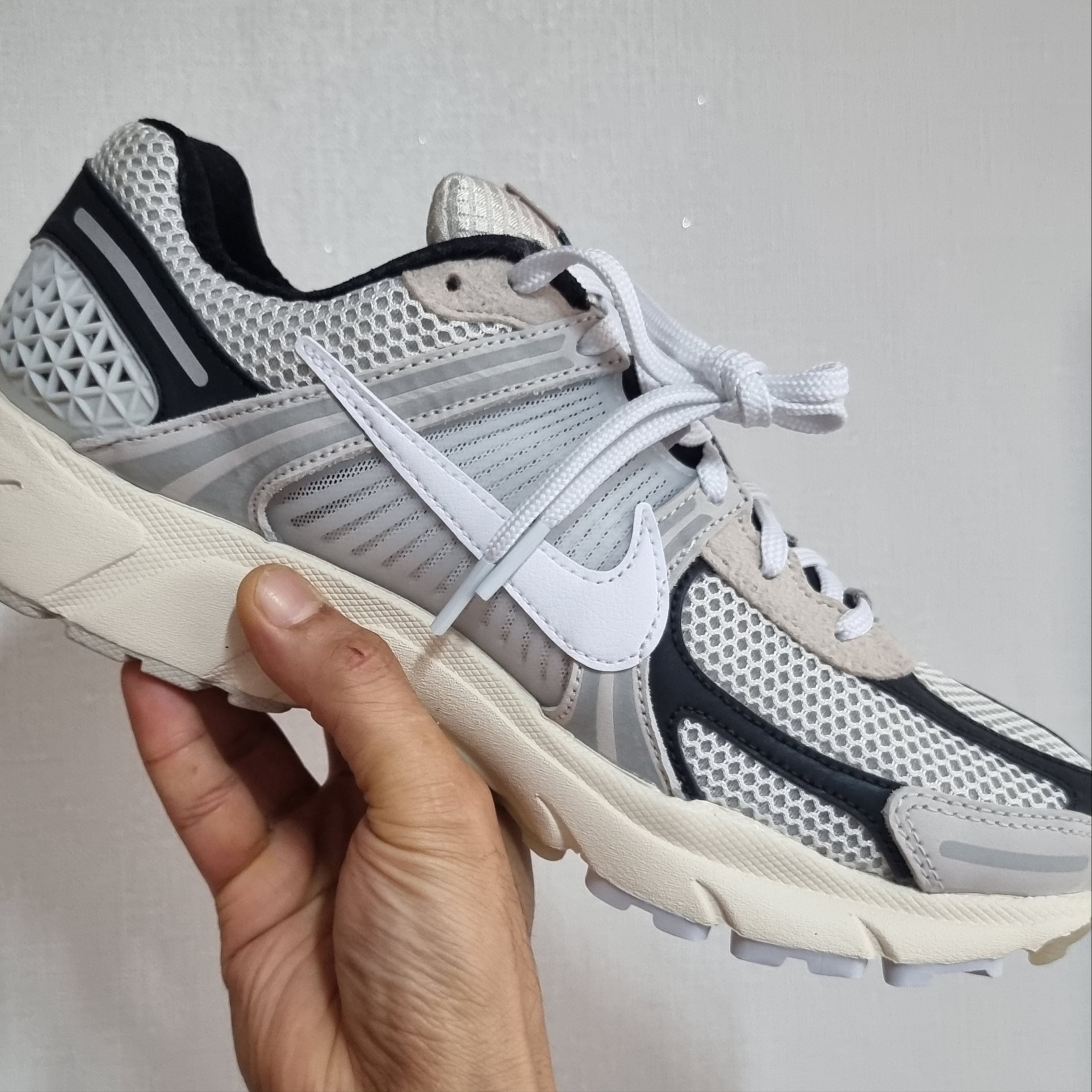 Nike Zoom Vomero 5 Light Bone and Black 착용 스타일 - 2