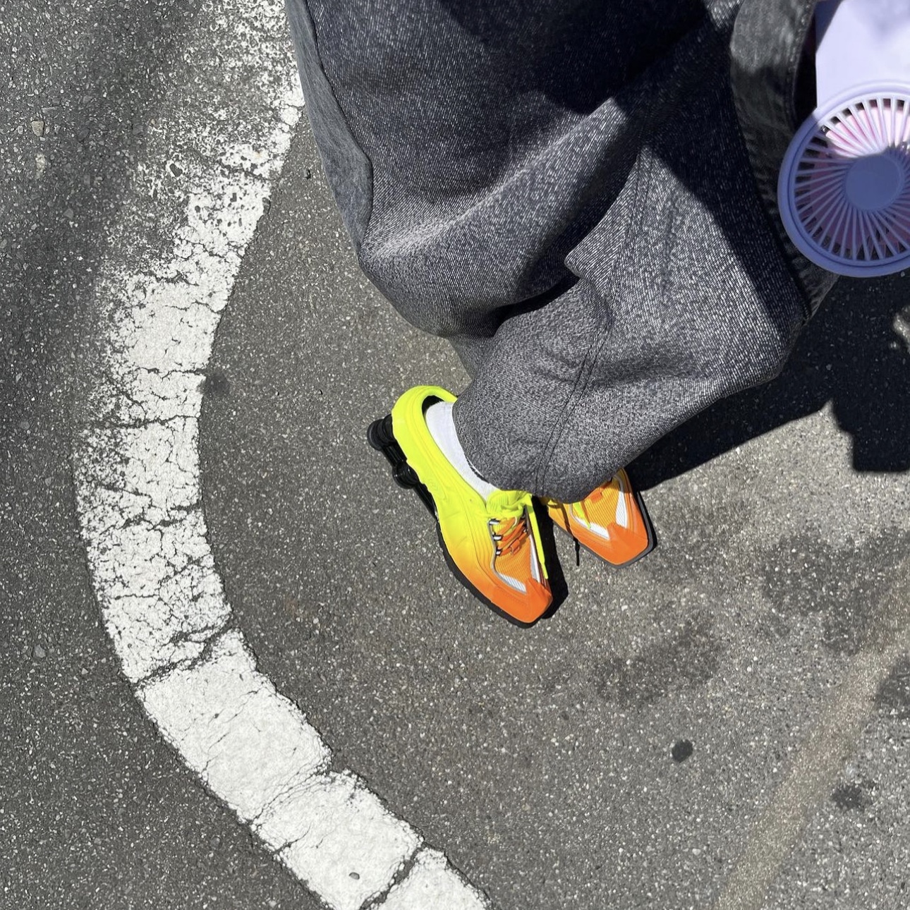 Nike x Martine Rose Shox MR4 Safety Orange 착용 스타일 - 3