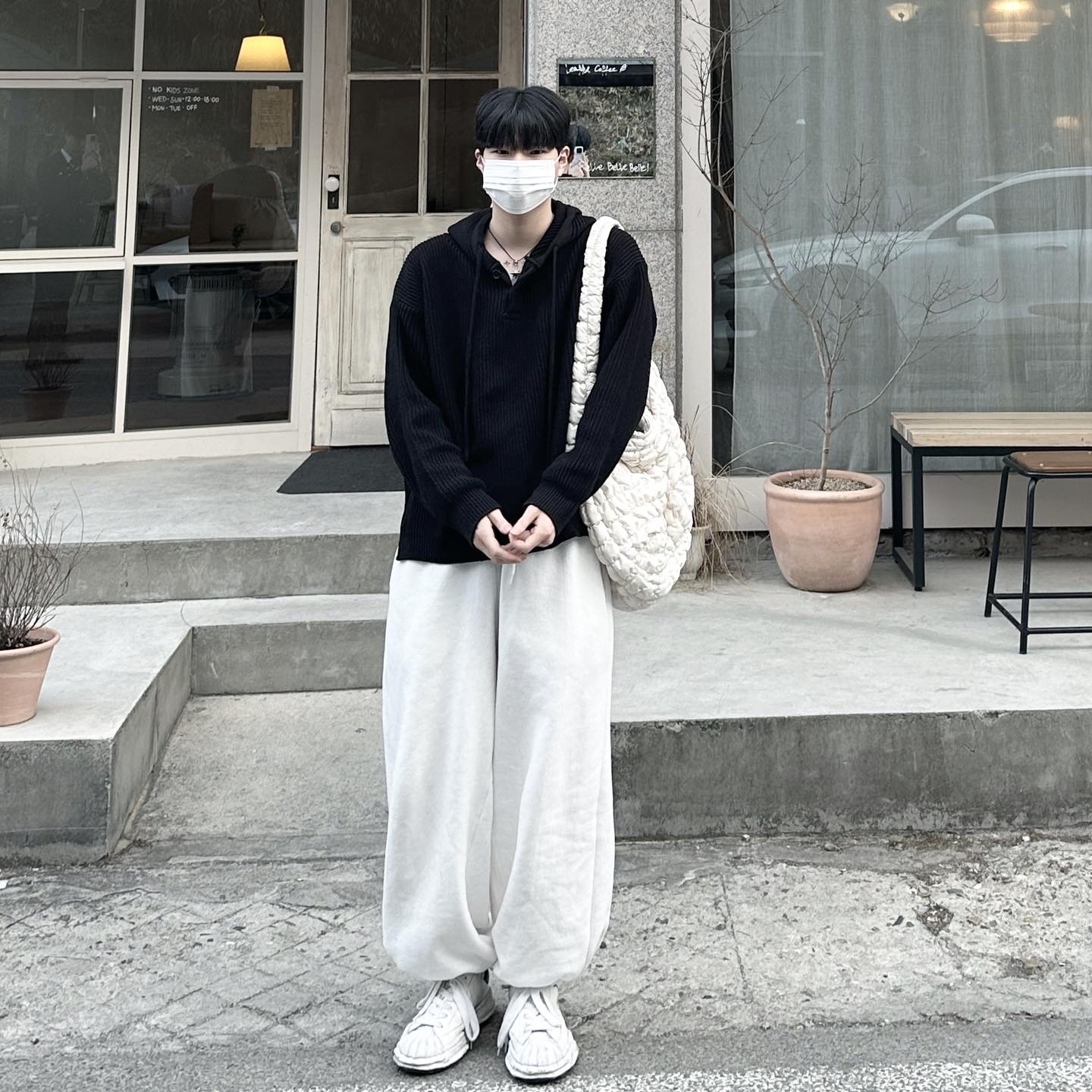 Maison Mihara Yasuhiro Blakey OG Sole Canvas Low-top Sneakers White, COS Quilted Oversized Shoulder Bag Off White Light Beige 착용 스타일 - 1