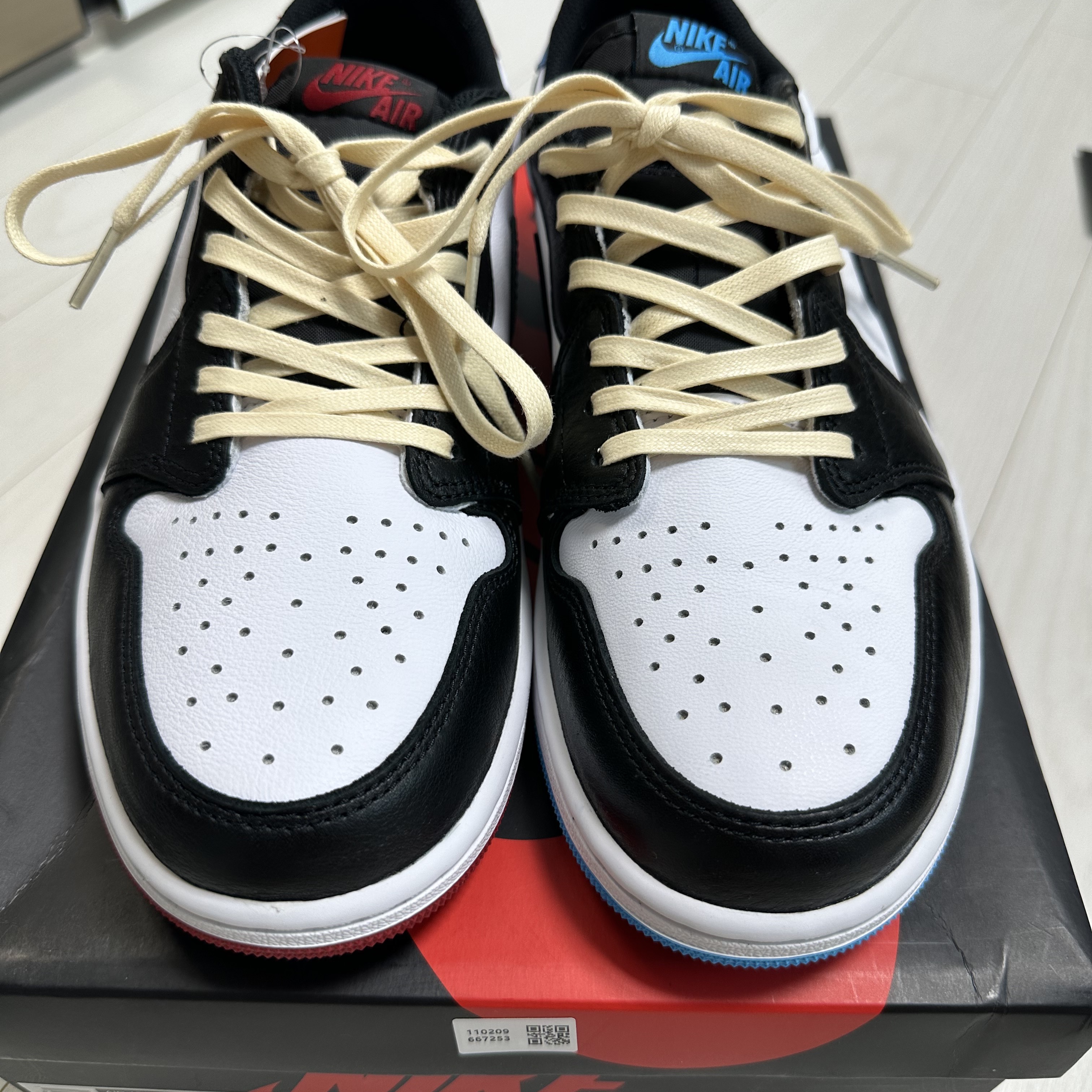 Jordan 1 Retro Low OG Black and Dark Powder Blue 착용 스타일 - 2