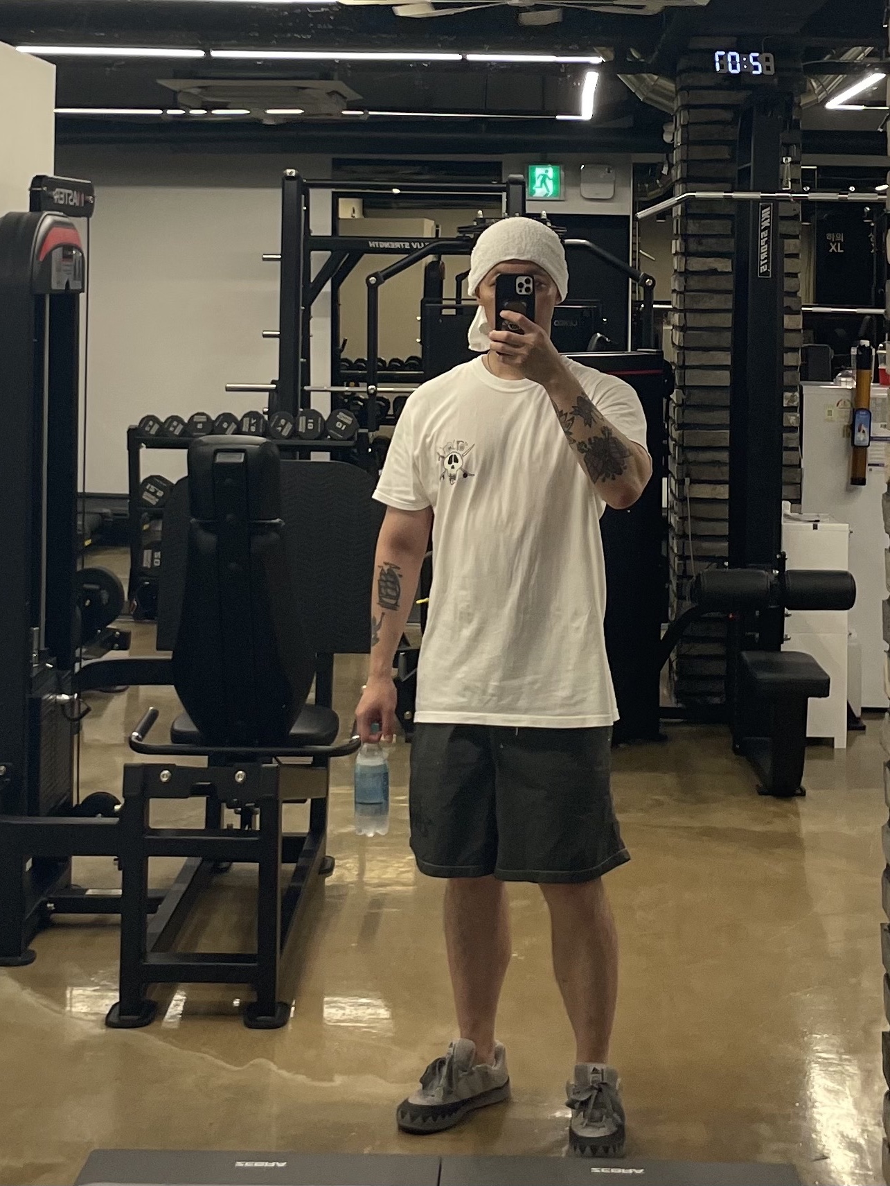Stussy Surf Skate Skull T-Shirt White, Stussy Big Stock Nylon Shorts Charcoal 착용 스타일 - 1