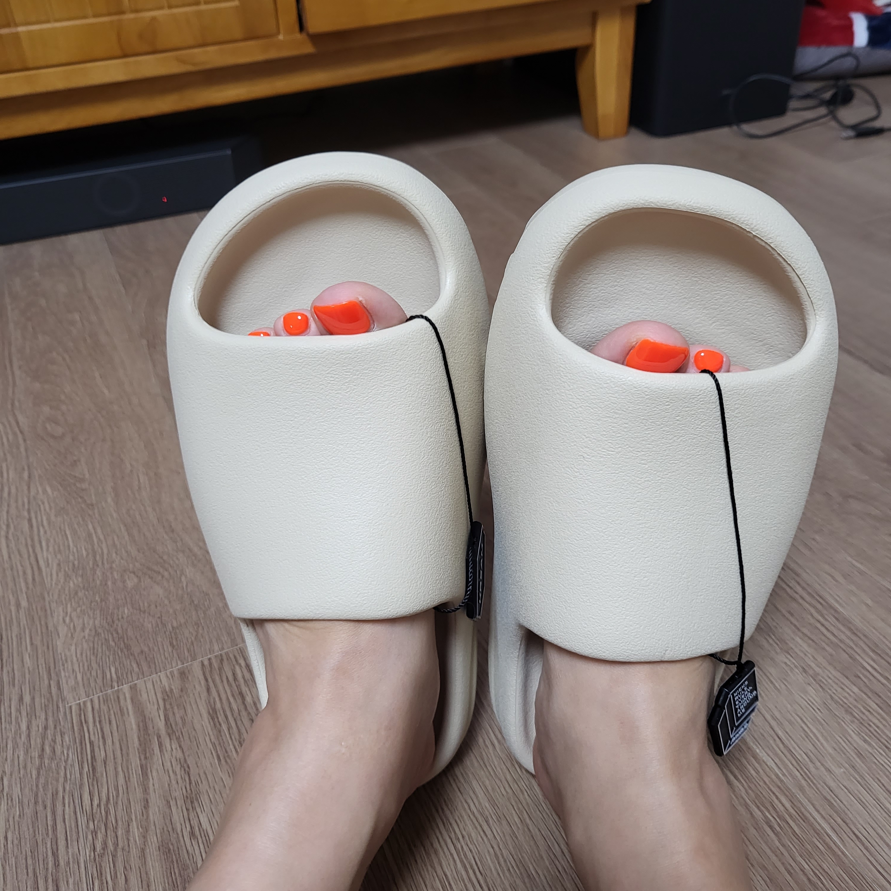 Adidas Yeezy Slide Bone 2022/2023 착용 스타일 - 1