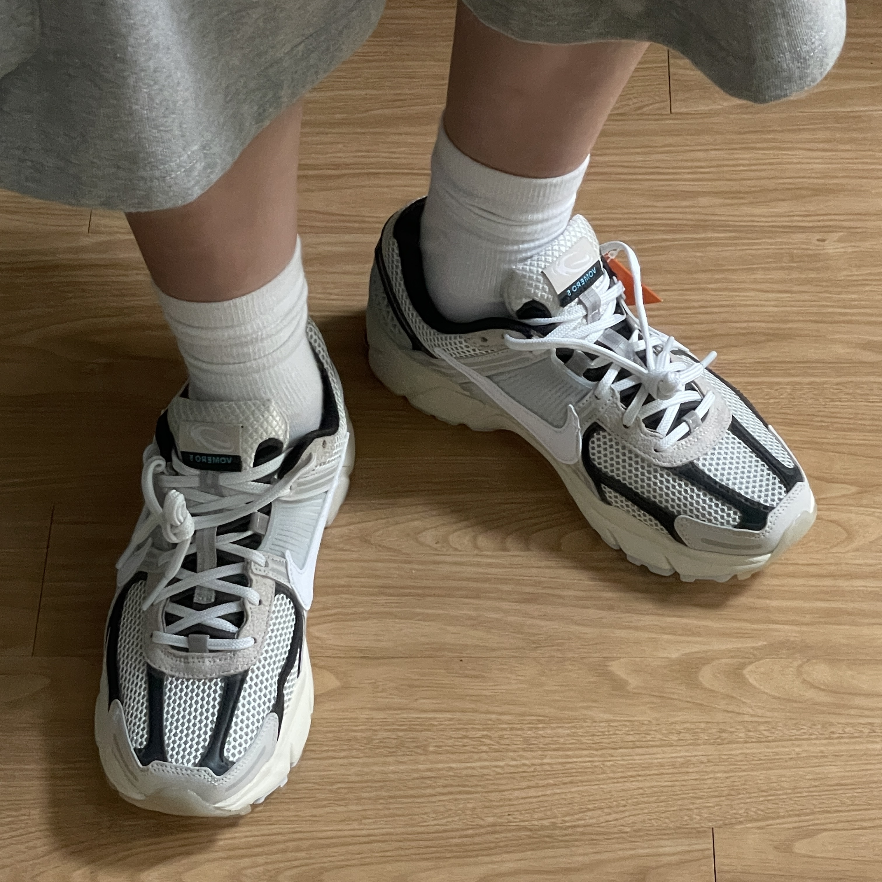 Nike Zoom Vomero 5 Light Bone and Black 착용 스타일 - 1