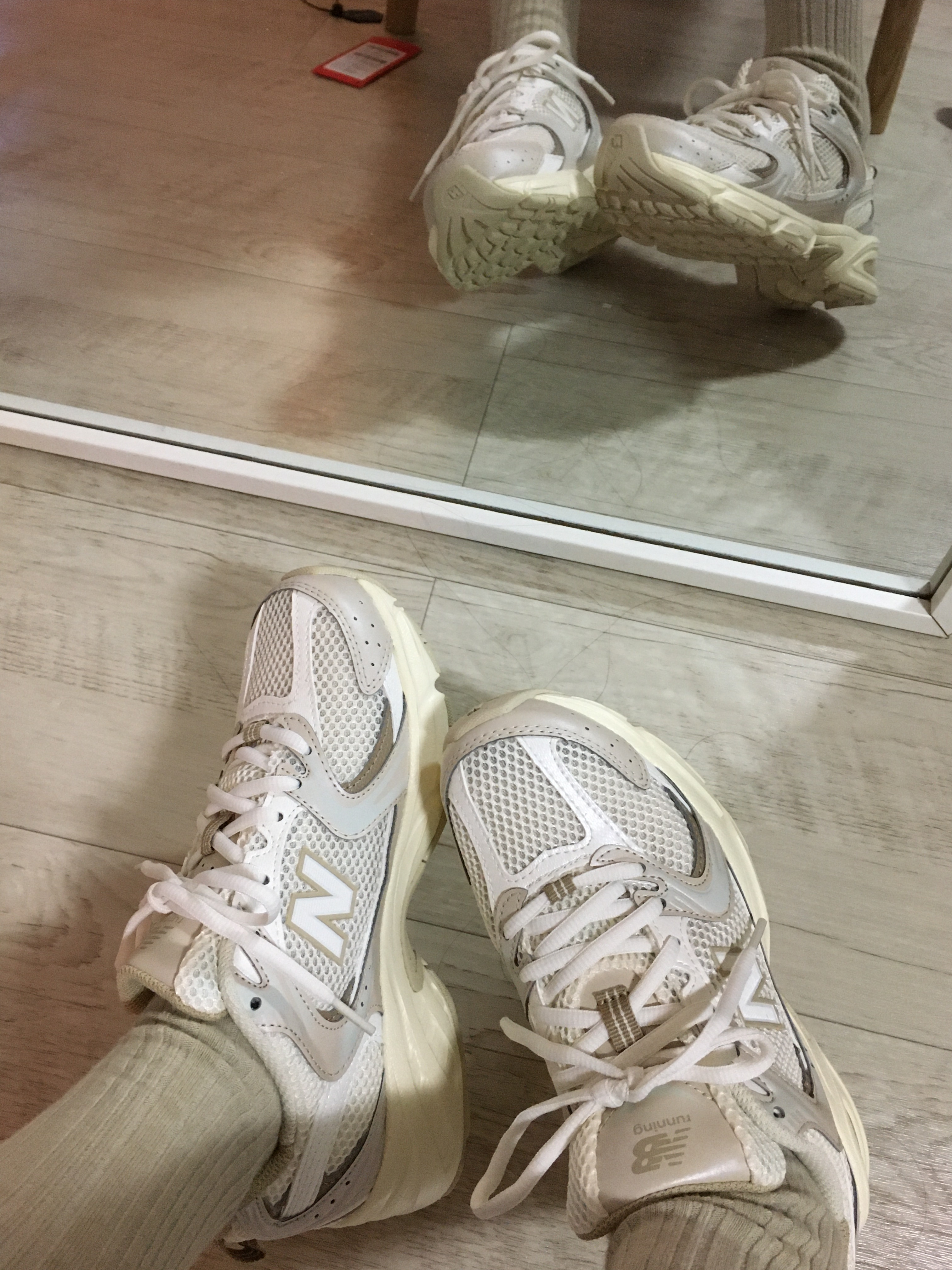 New Balance 530 Beige Angora 착용 스타일