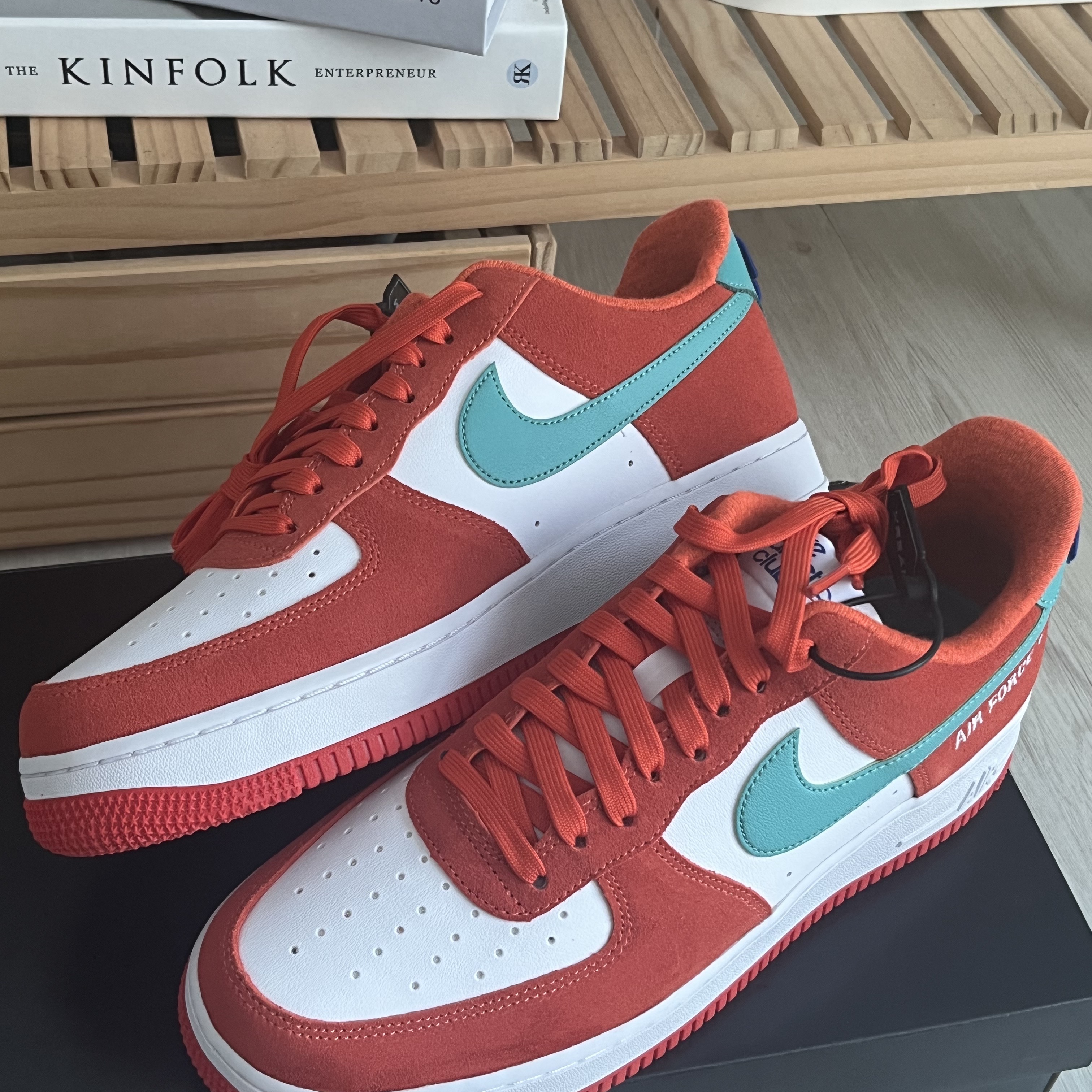 Nike Air Force 1 '07 LV8 Athletic Club Rush Orange Washed Teal 착용 스타일