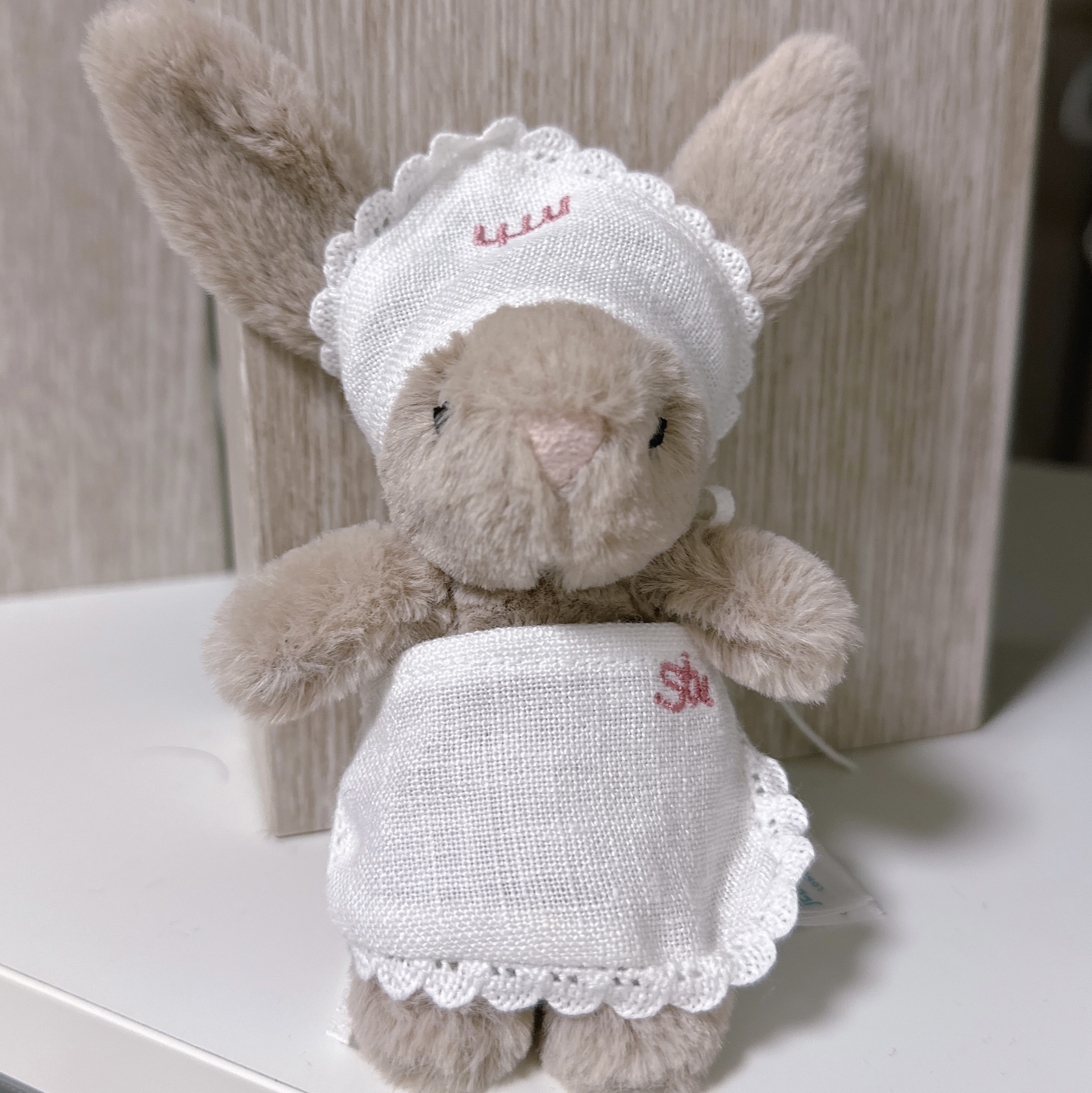 STU x Monamhee Stu's Apron, Jellycat Bashful Bunny Bag Charm Beige 착용 스타일 - 2
