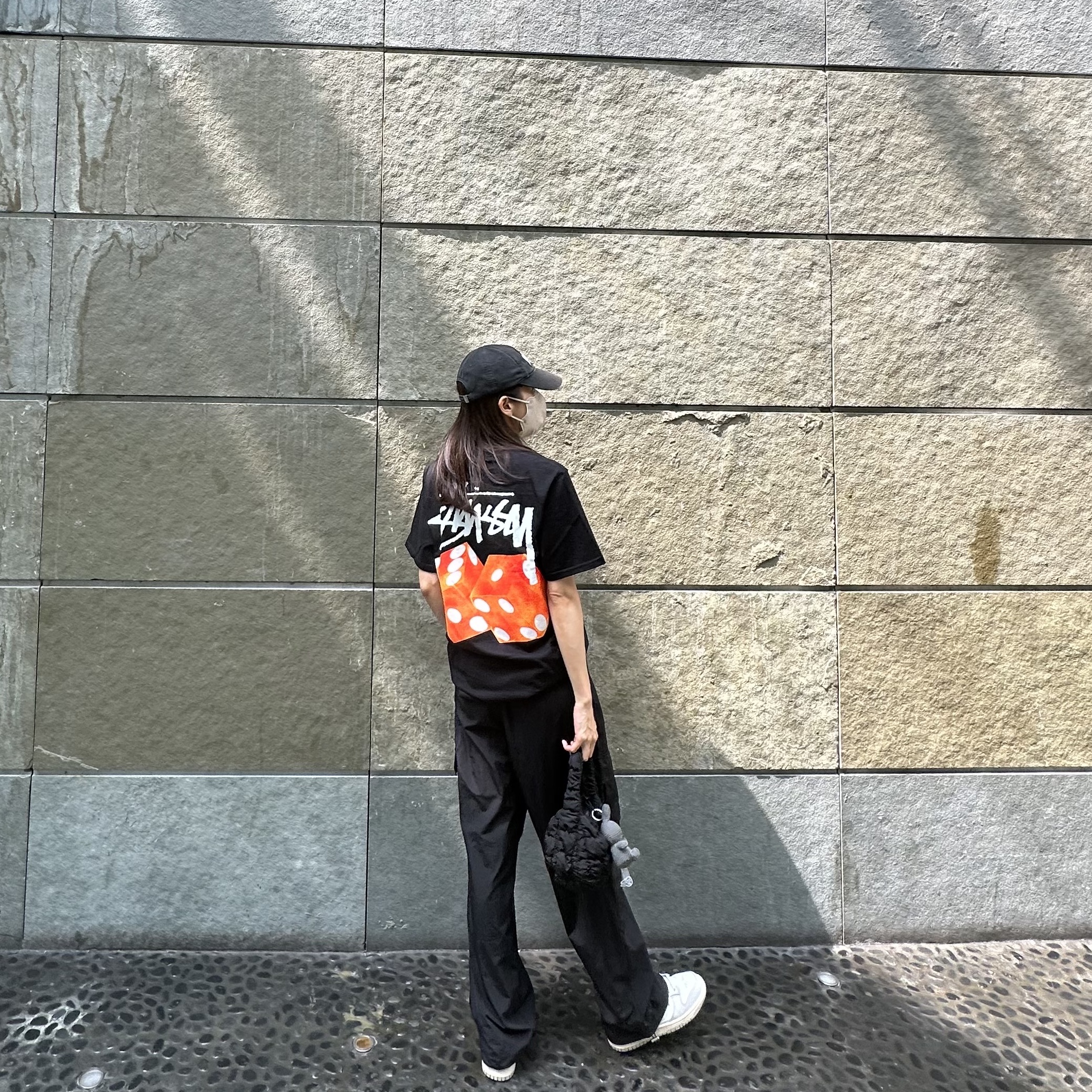 Stussy Diced Out T-Shirt Black, COS Quilted Micro Bag Black 착용 스타일 - 2