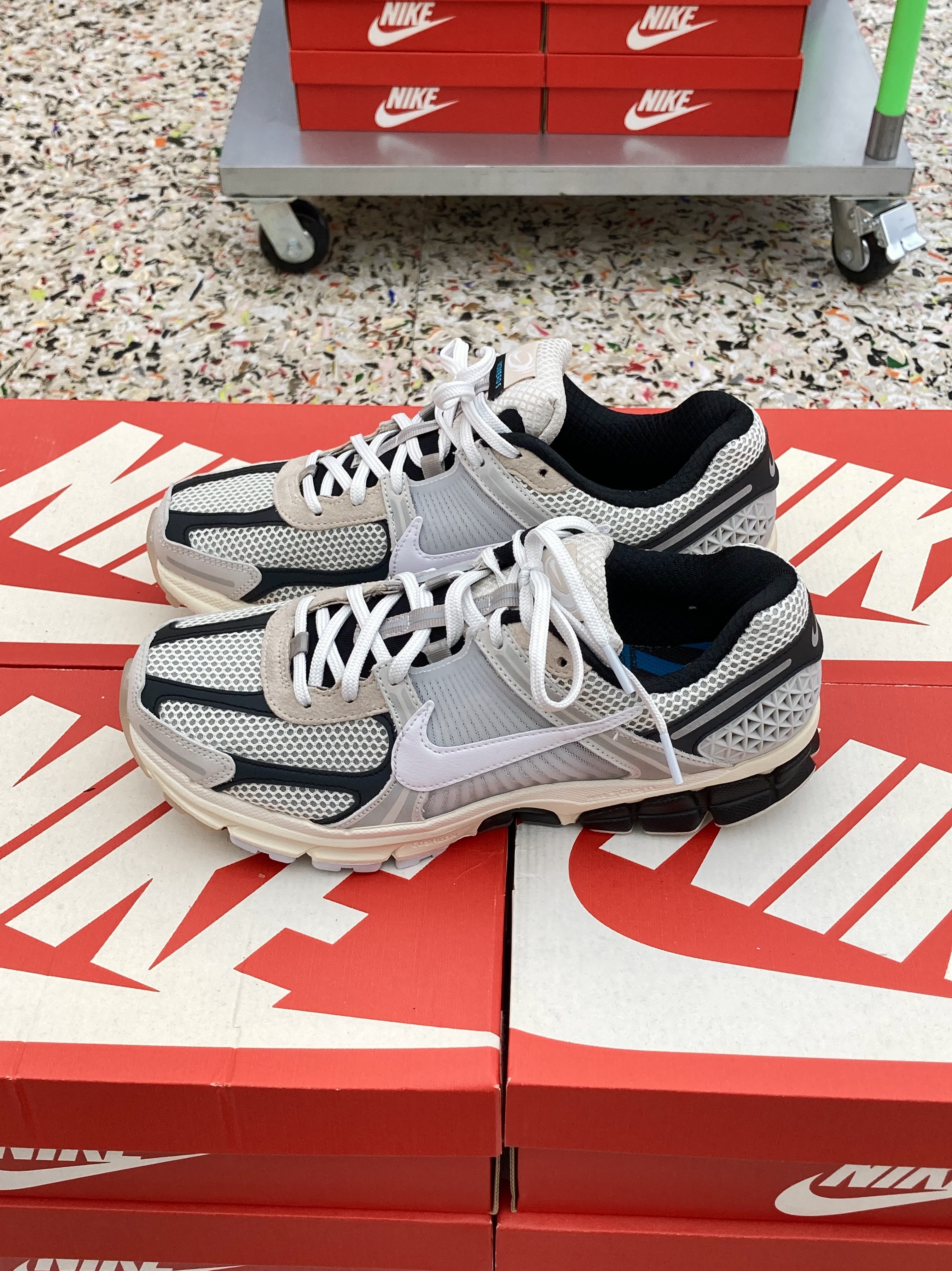 Nike Zoom Vomero 5 Light Bone and Black 착용 스타일 - 2