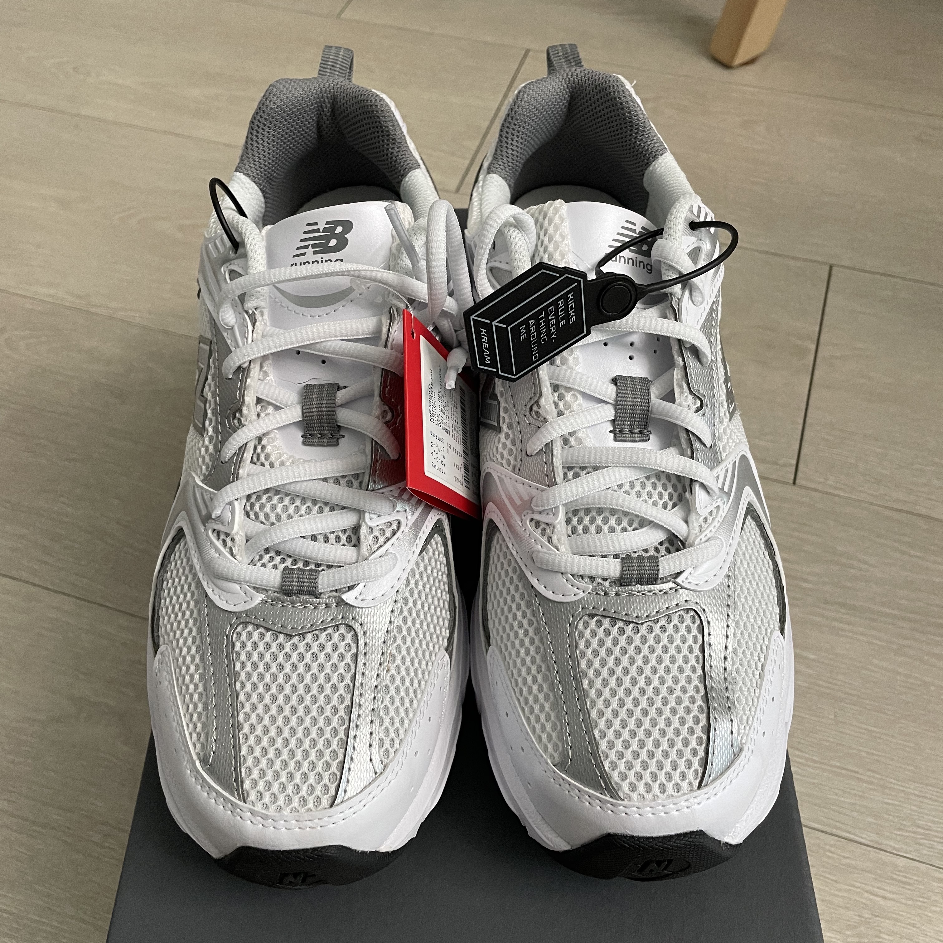 New Balance 530 White Silver 착용 스타일 - 1