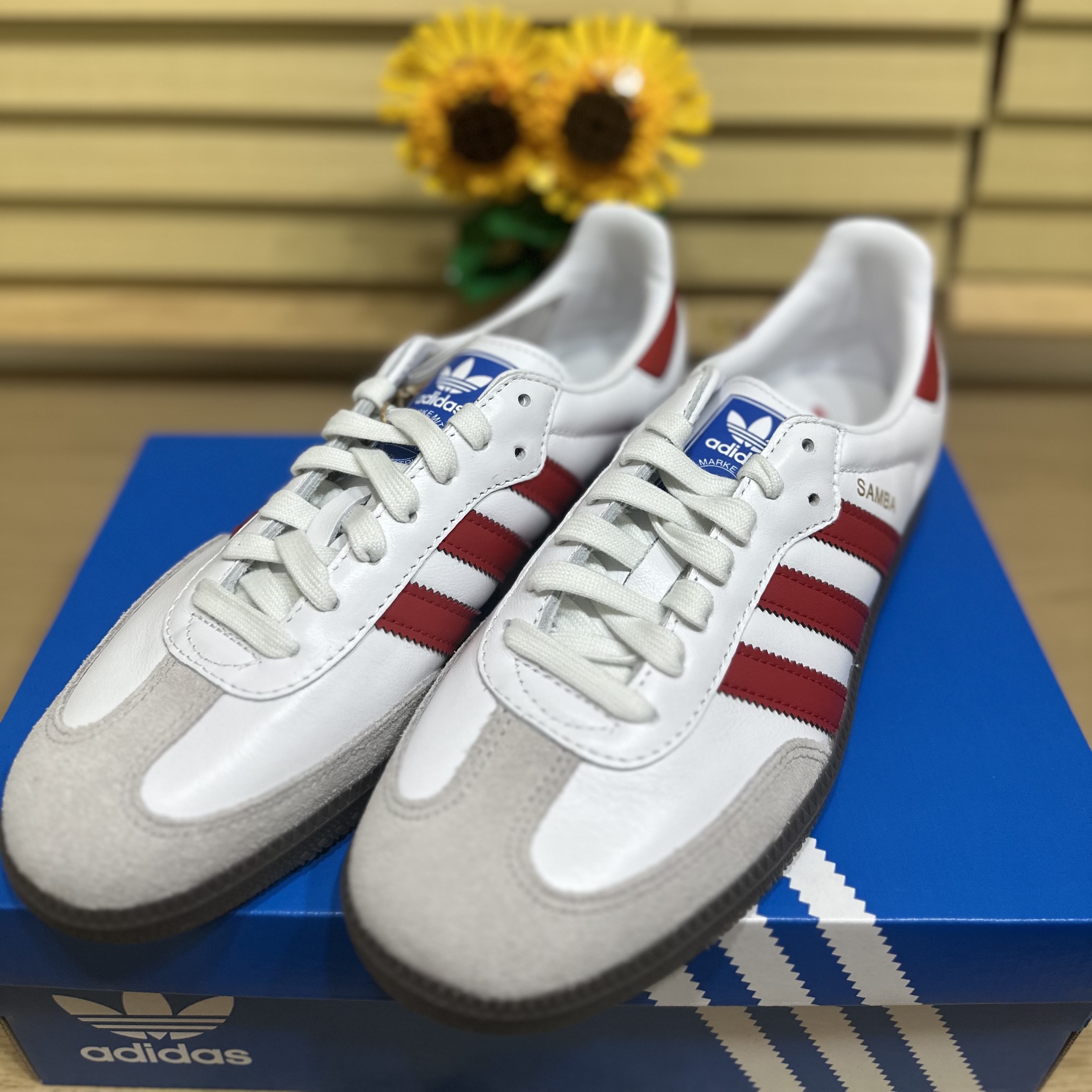 Adidas Samba OG White Better Scarlet 착용 스타일