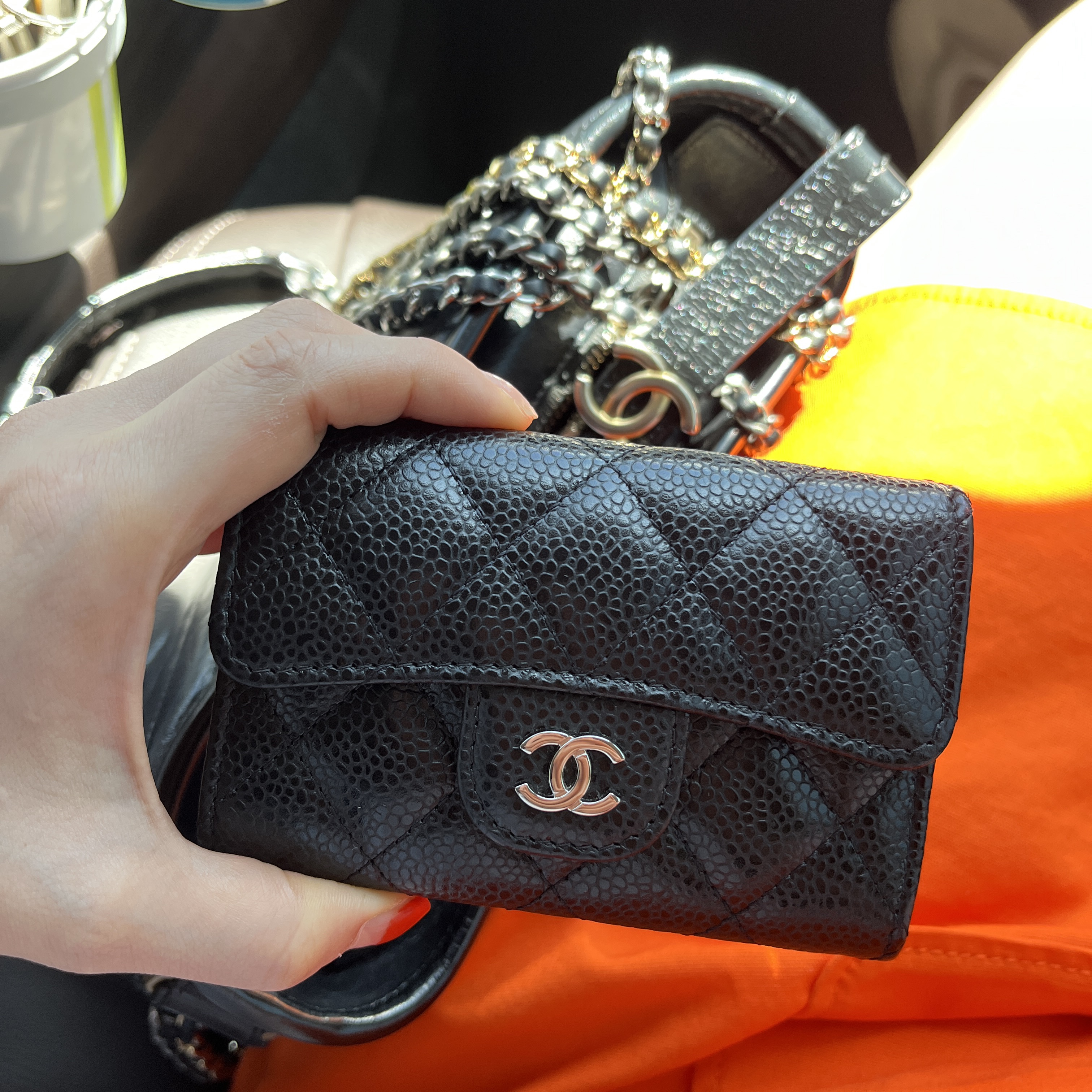 Chanel Classic Card Holder Grained Calfskin & Silver Black 착용 스타일 - 1