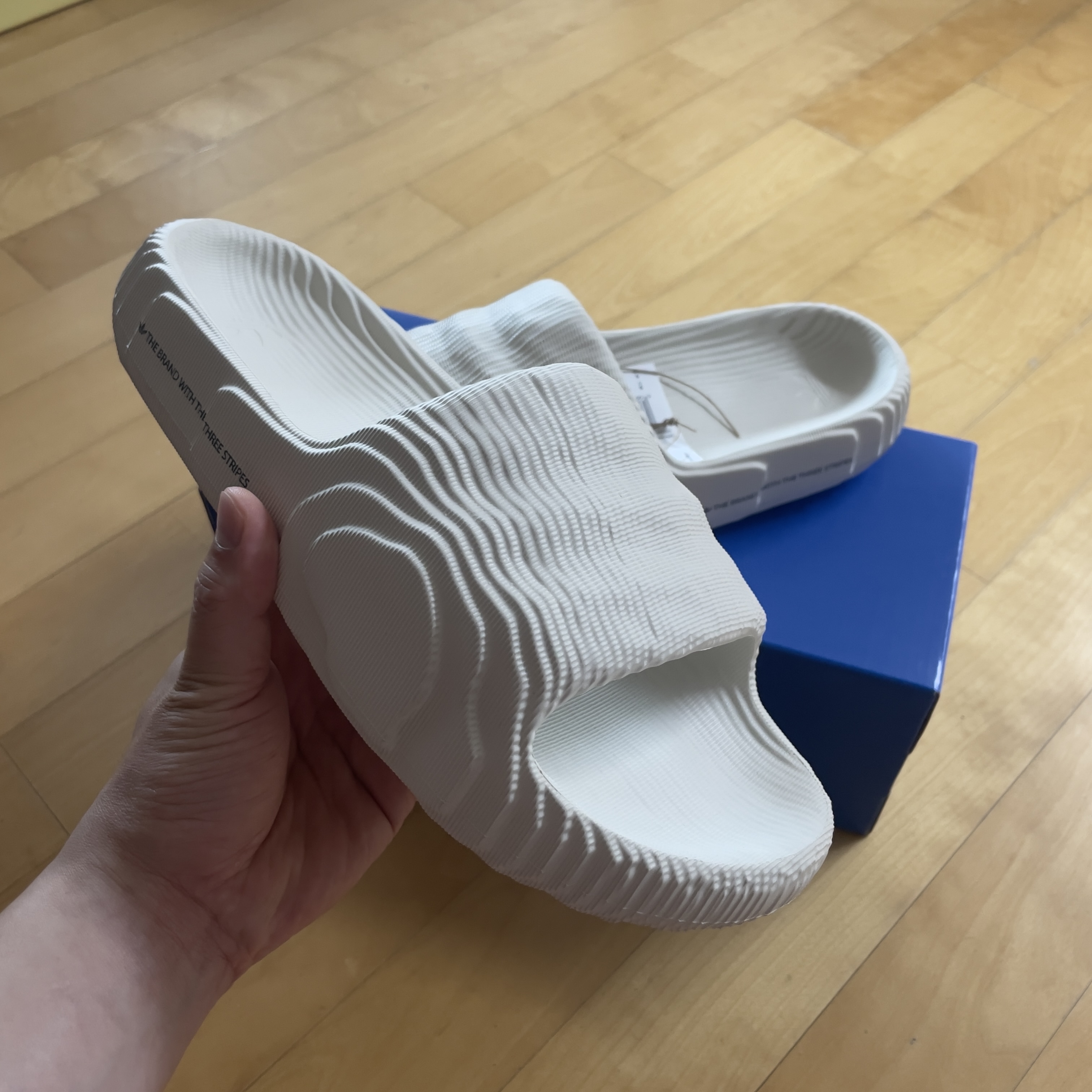 Adidas Adilette 22 Aluminium 착용 스타일