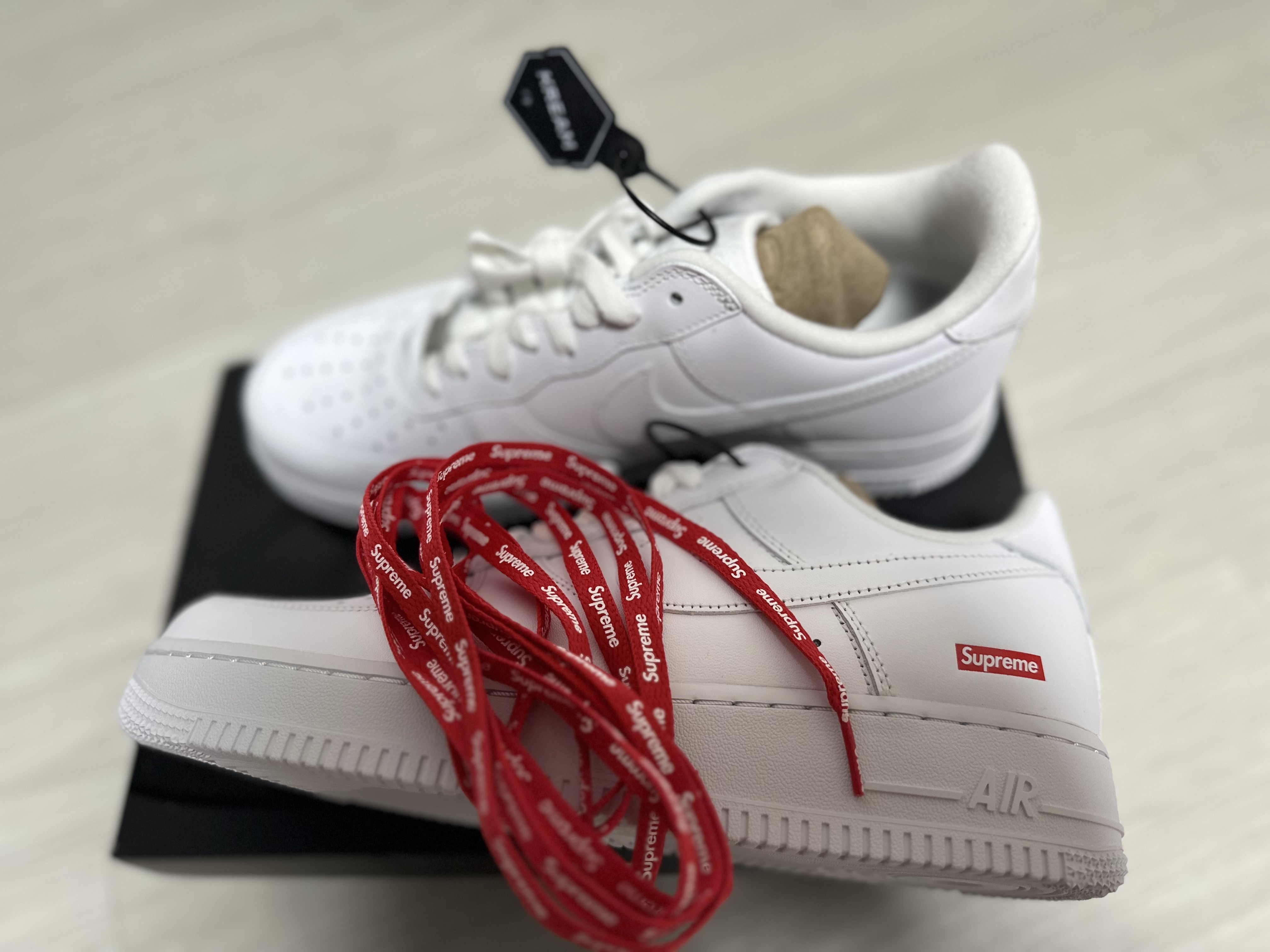 Nike x Supreme Air Force 1 Low White 착용 스타일
