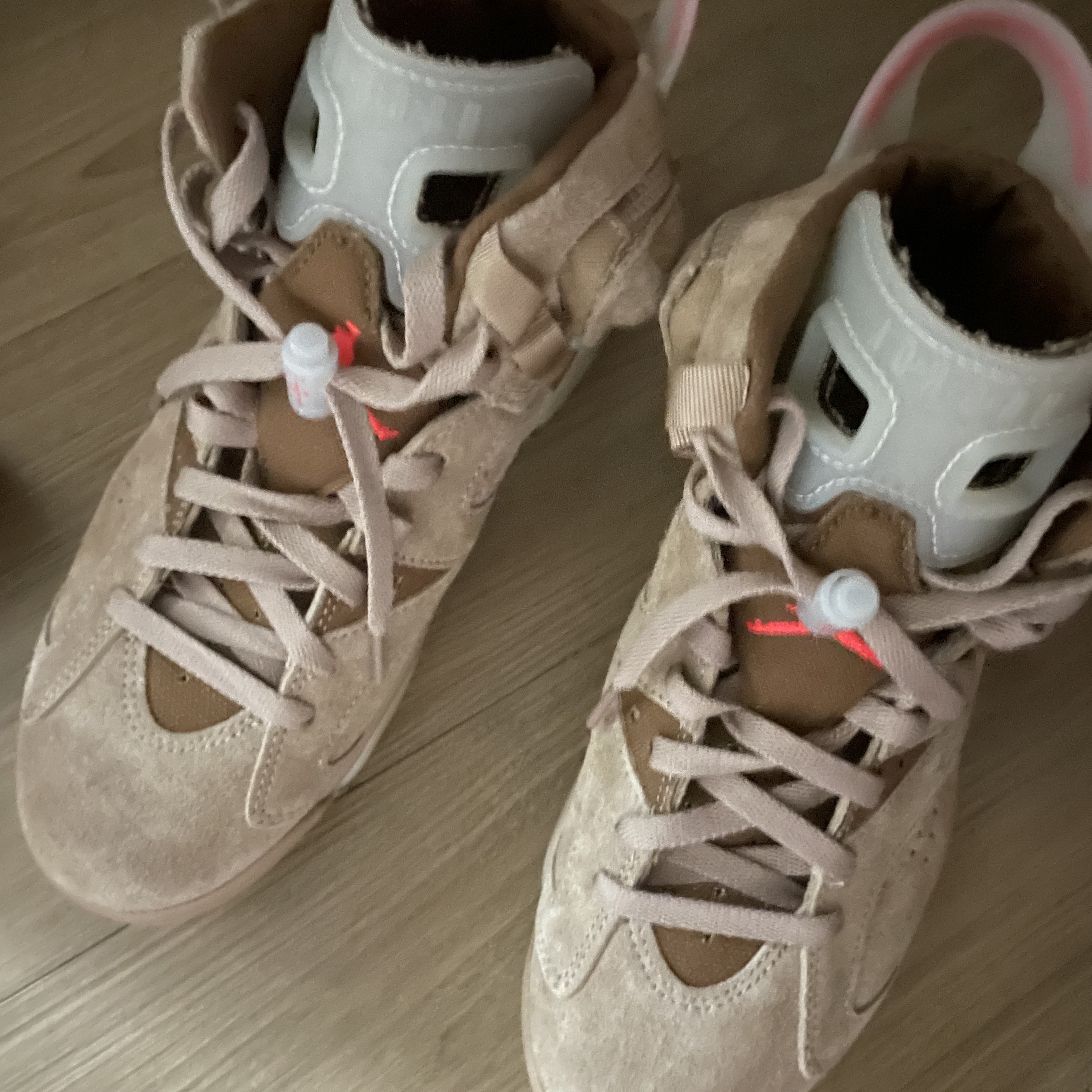 Jordan 6 x Travis Scott Retro SP British Khaki 착용 스타일