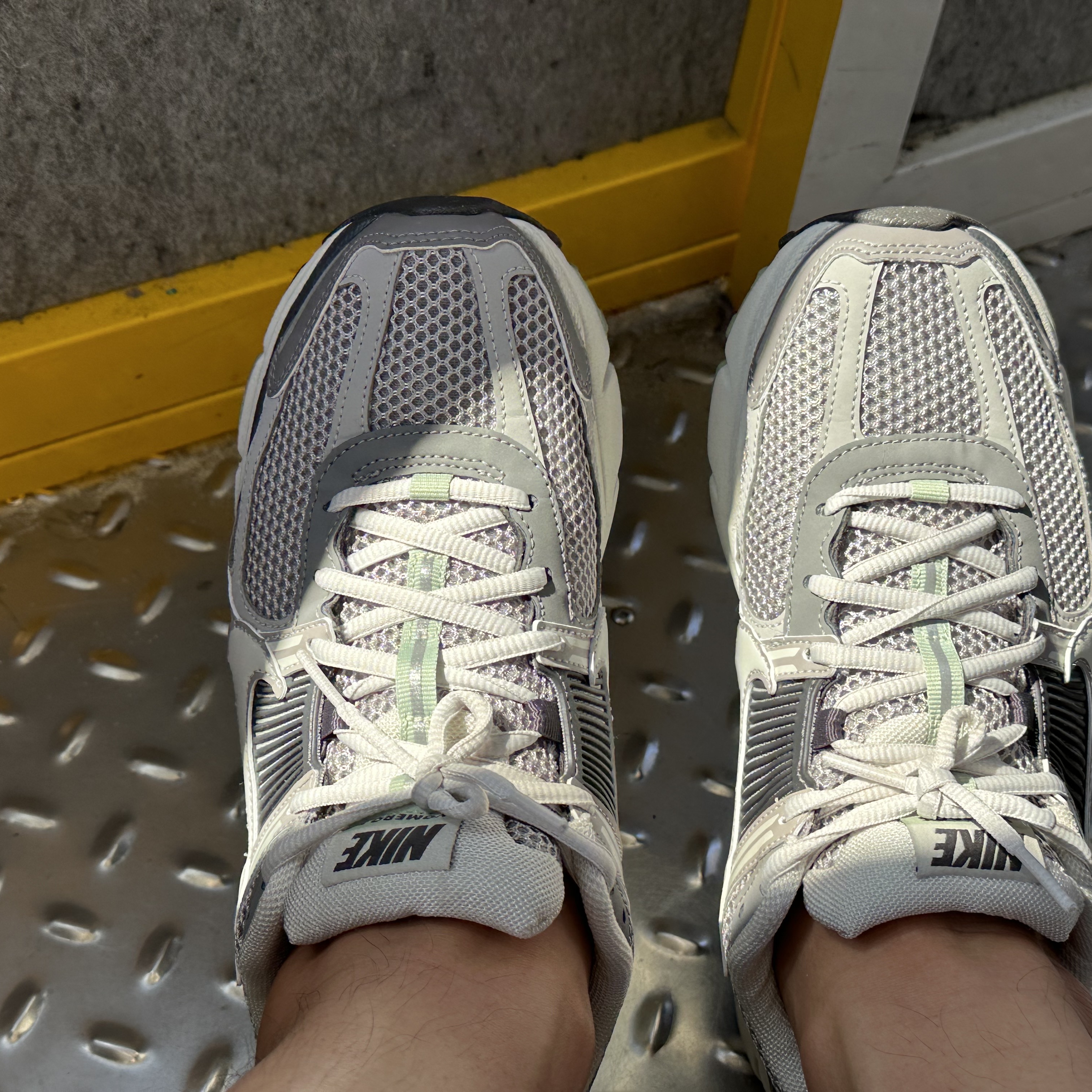(W) Nike Zoom Vomero 5 Cobblestone and Flat Pewter 착용 스타일 - 1