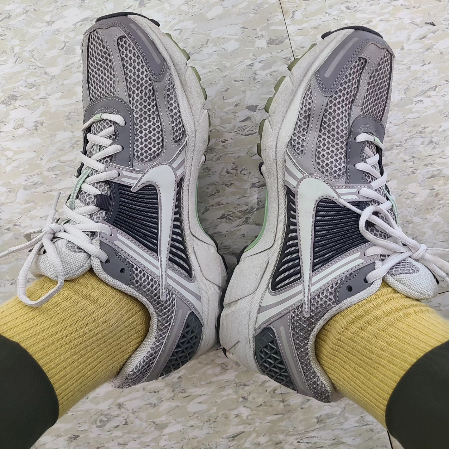(W) Nike Zoom Vomero 5 Cobblestone and Flat Pewter 착용 스타일 - 4
