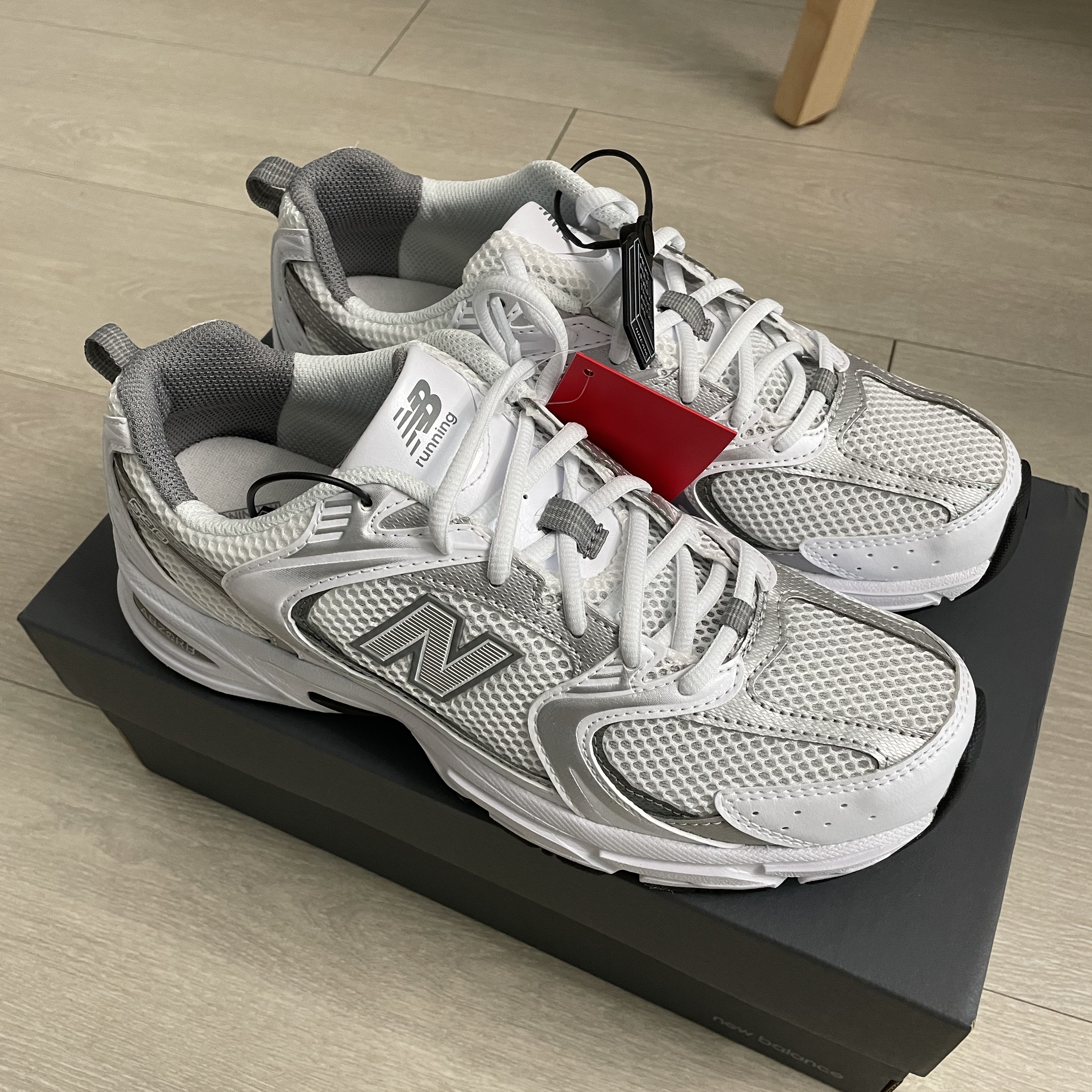 New Balance 530 White Silver 착용 스타일 - 2