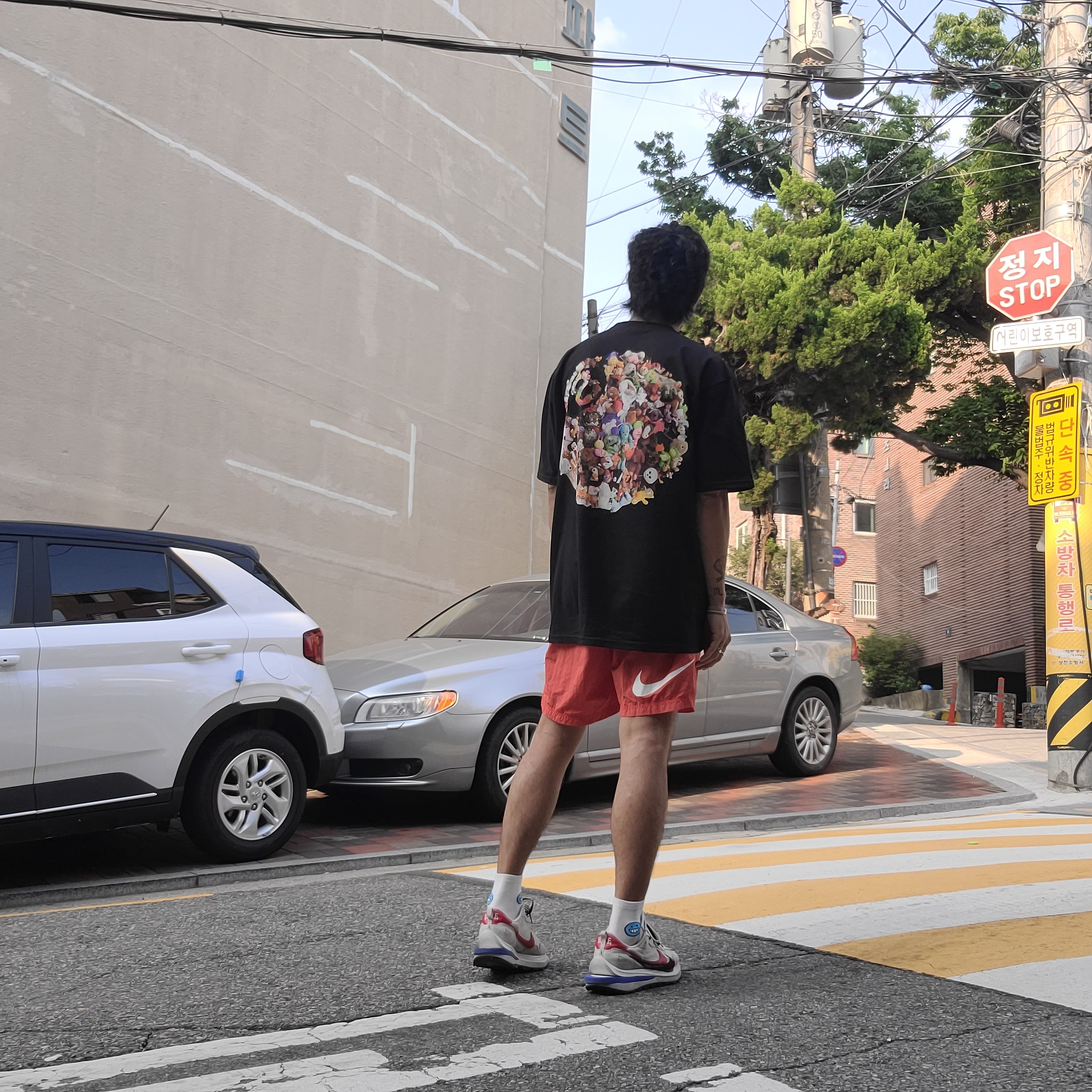 Stussy Plush T-Shirt Black, Nike x Stussy Water Shorts Habanero Red 착용 스타일 - 2
