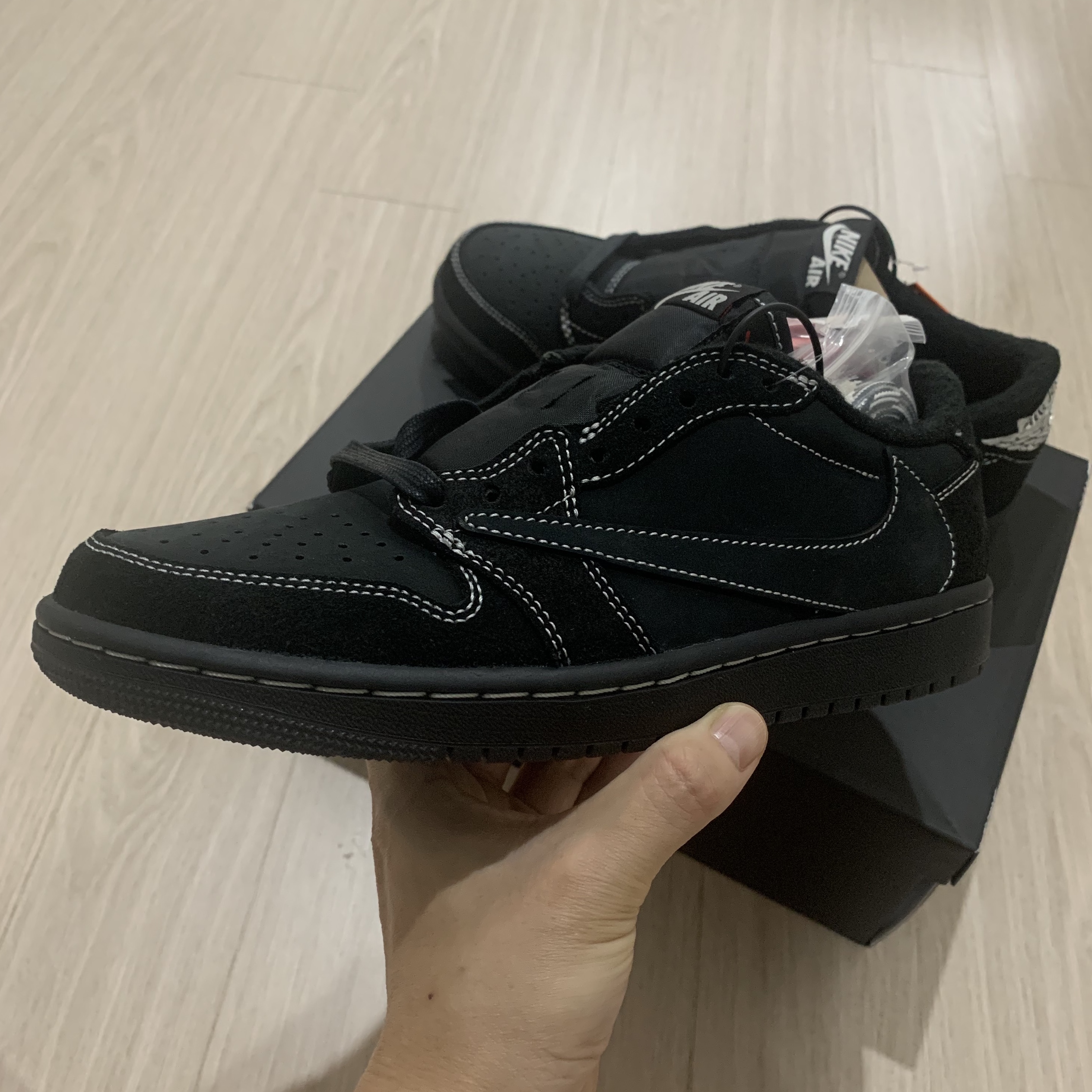 Jordan 1 x Travis Scott Retro Low OG SP Black Phantom 착용 스타일 - 3