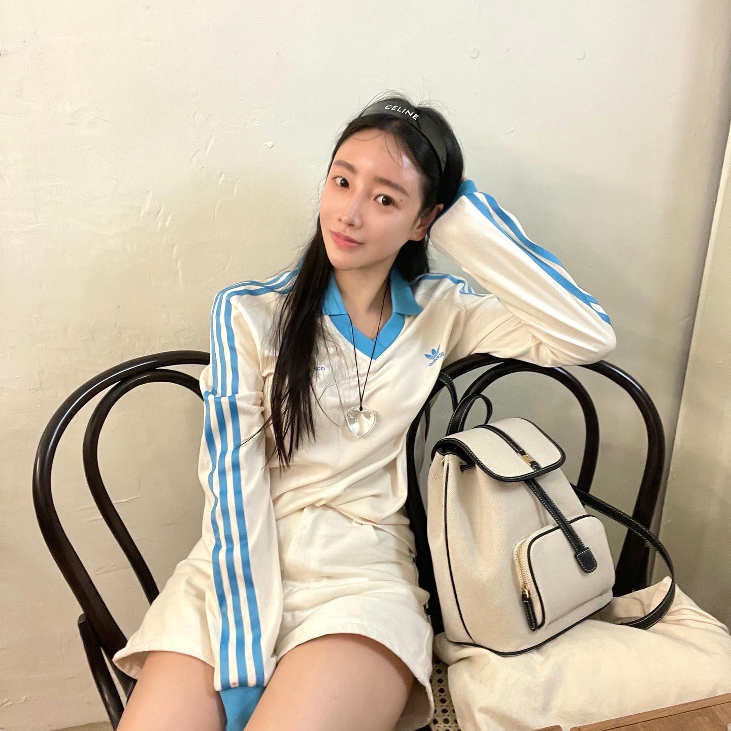(W) Adidas x Sporty & Rich Long Sleeve Football Jersey Cream White - US Sizing, (W) Celine Headband in Acetate & Brass Dark Havana Gold 착용 스타일 - 1