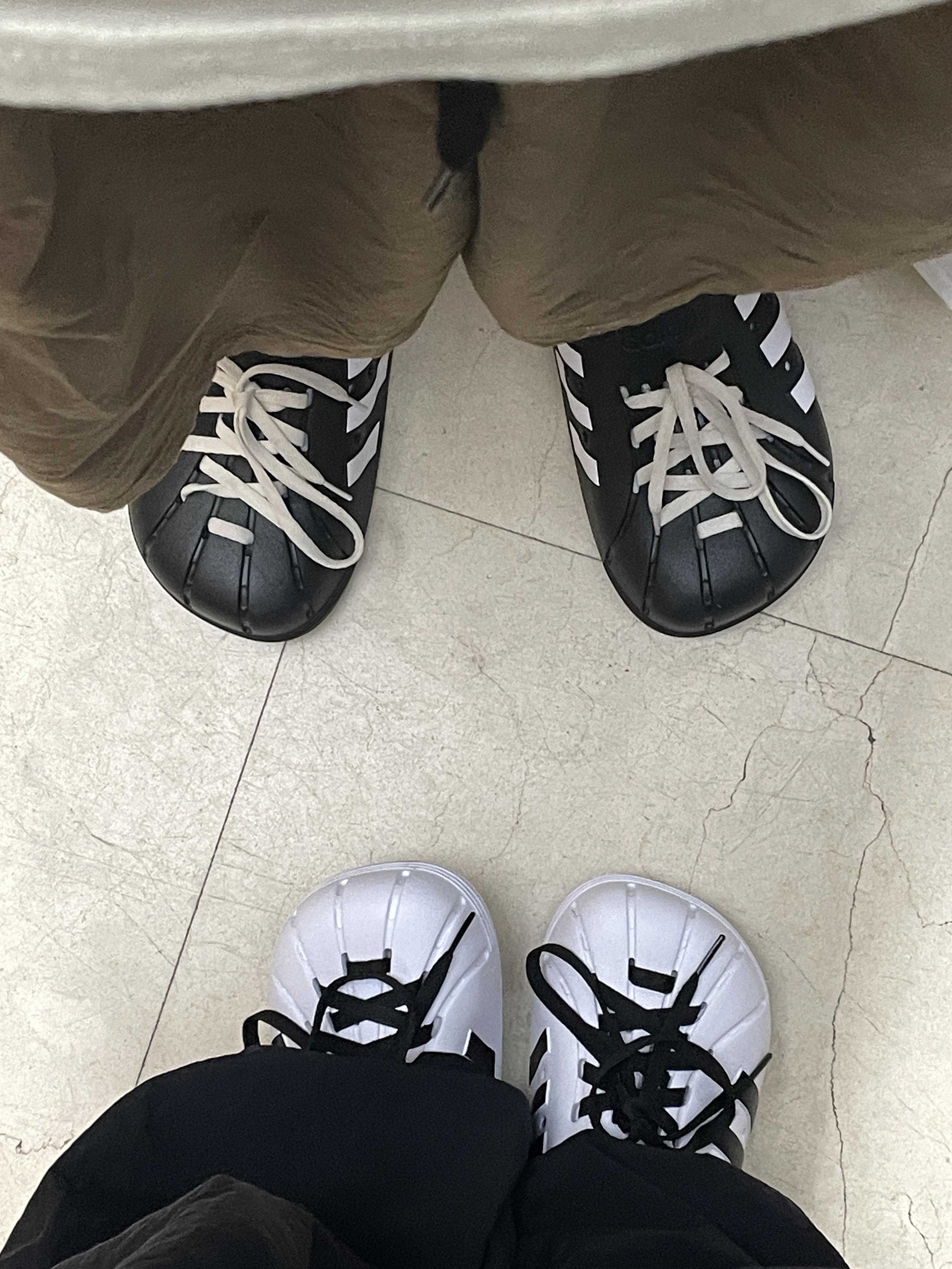 Adidas Adilette Clog Black White, Adidas Adilette Clog White Black 착용 스타일