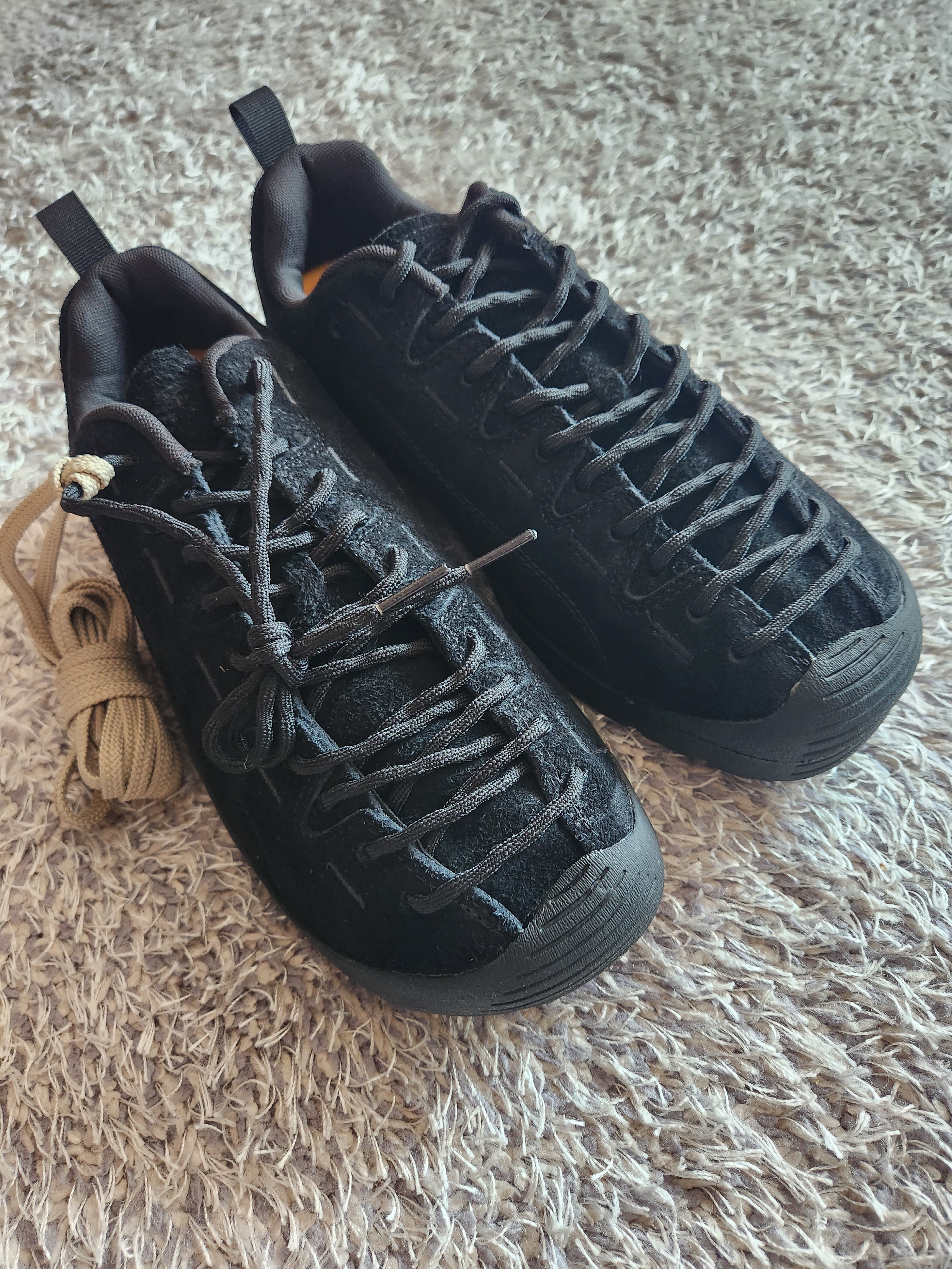 Keen Jasper Suede Sneakers Black 착용 스타일 - 2