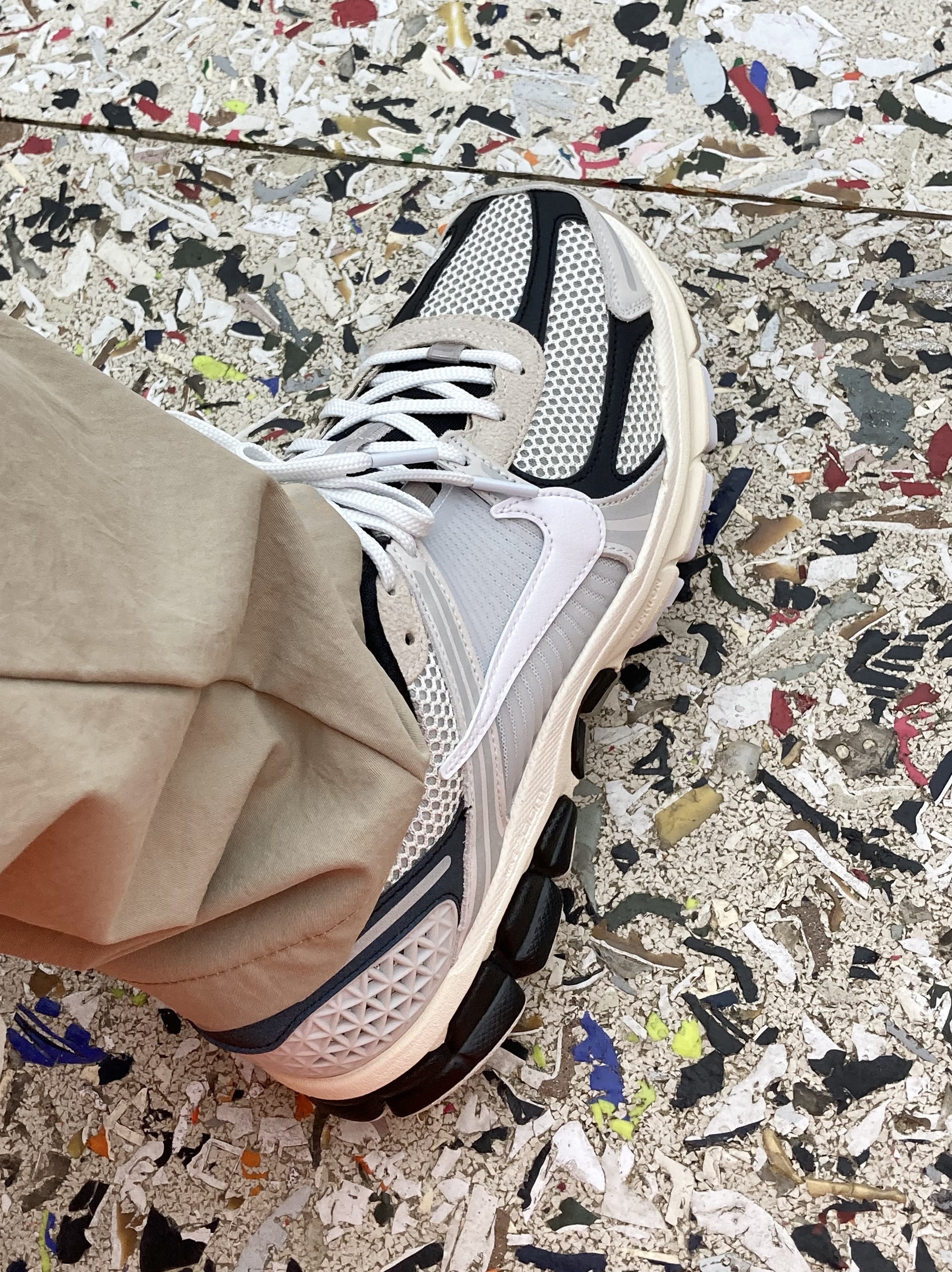 Nike Zoom Vomero 5 Light Bone and Black 착용 스타일 - 1
