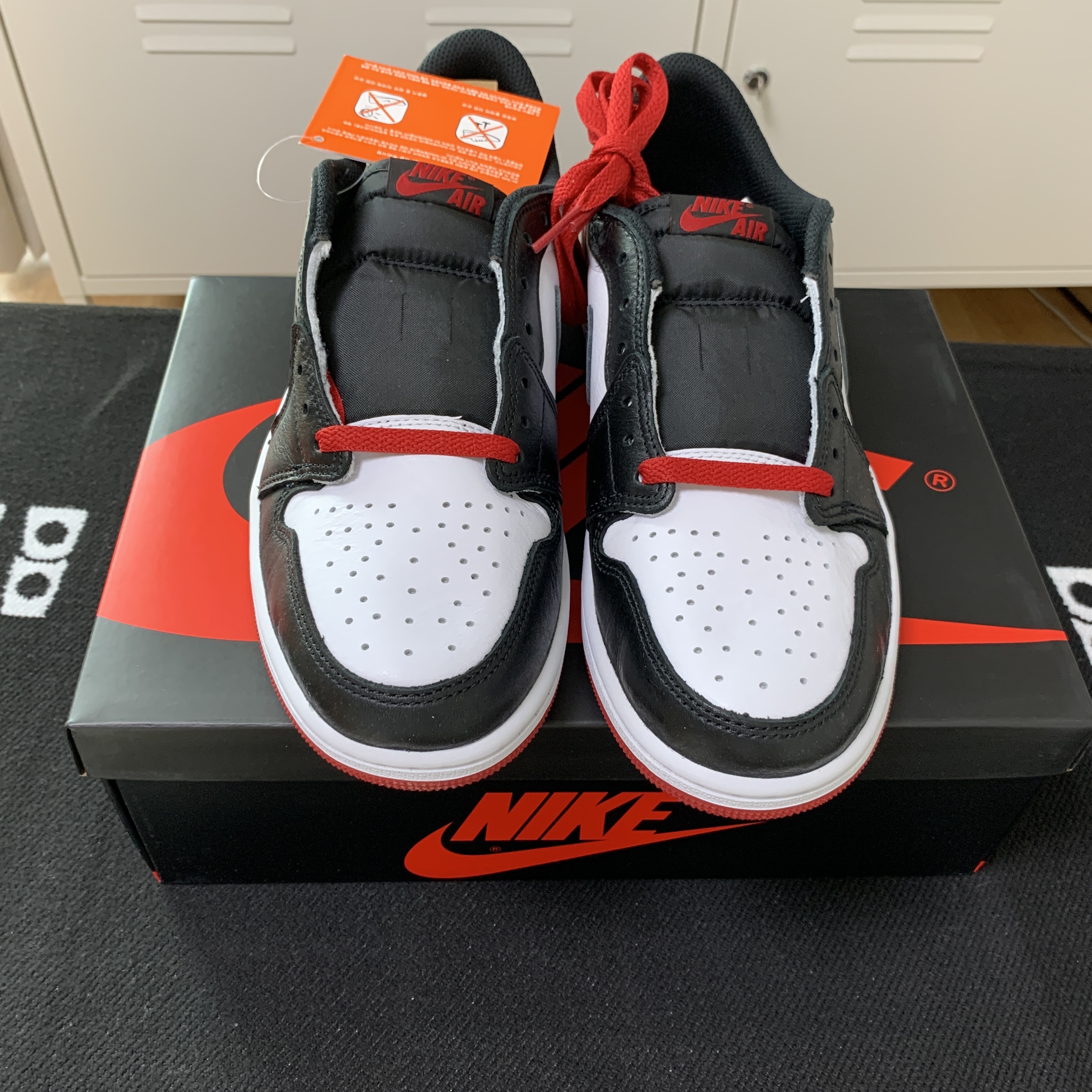 Jordan 1 Retro Low OG Black Toe, Nike x Supreme Air Force 1 Low White 착용 스타일 - 2