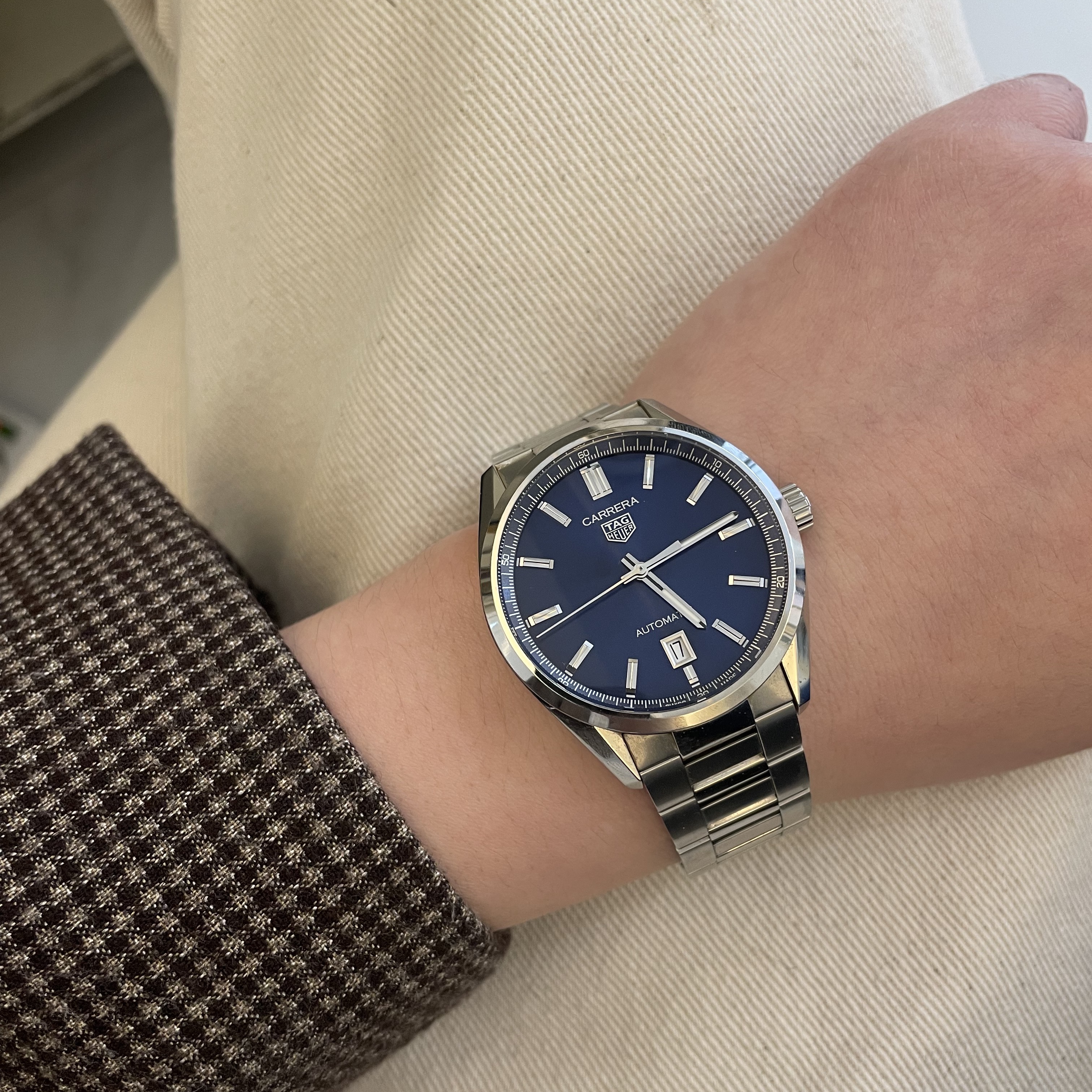 TAG Heuer Carrera Date Calibre 5 Automatic Steel Blue 착용 스타일 - 1