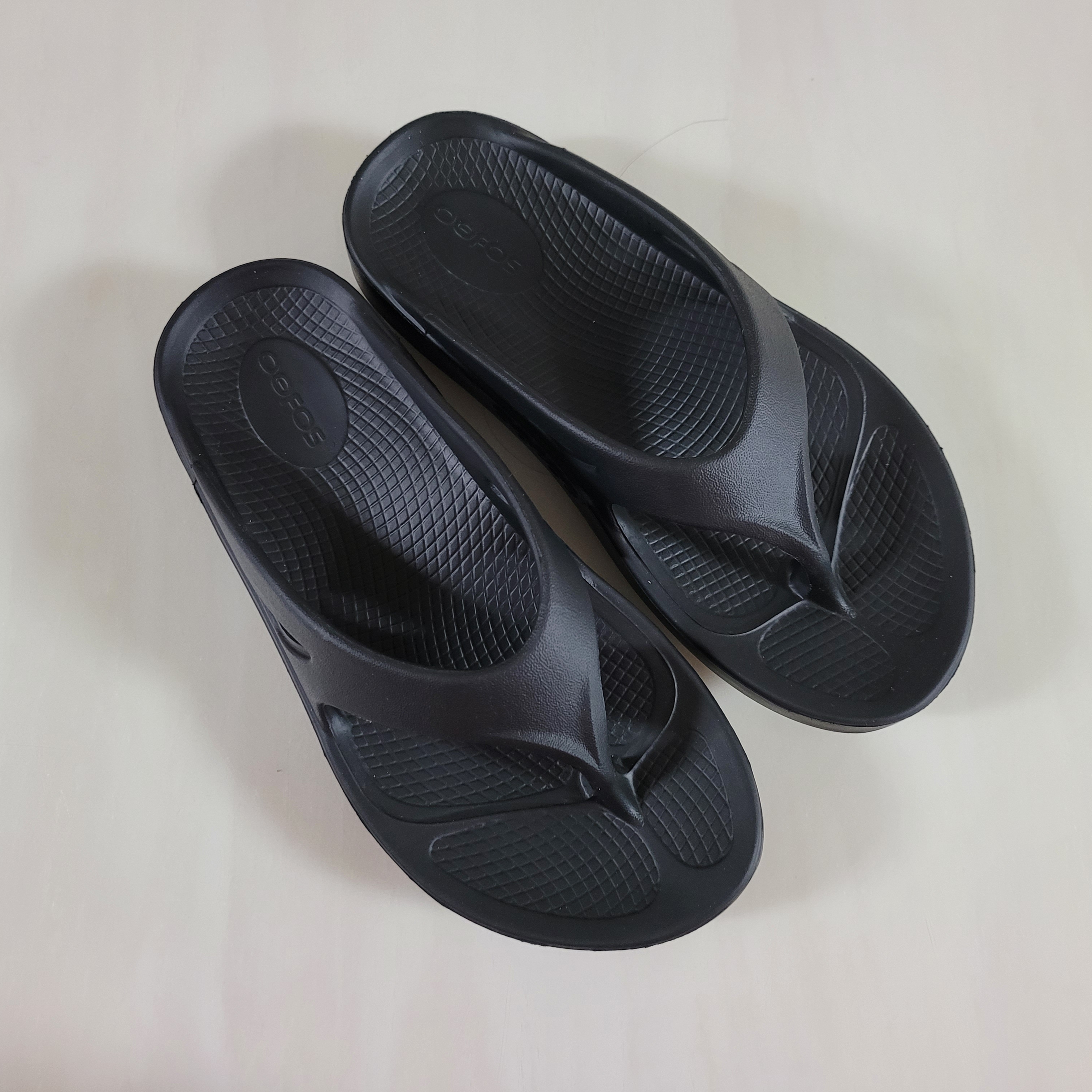 Oofos OOriginal Black 착용 스타일