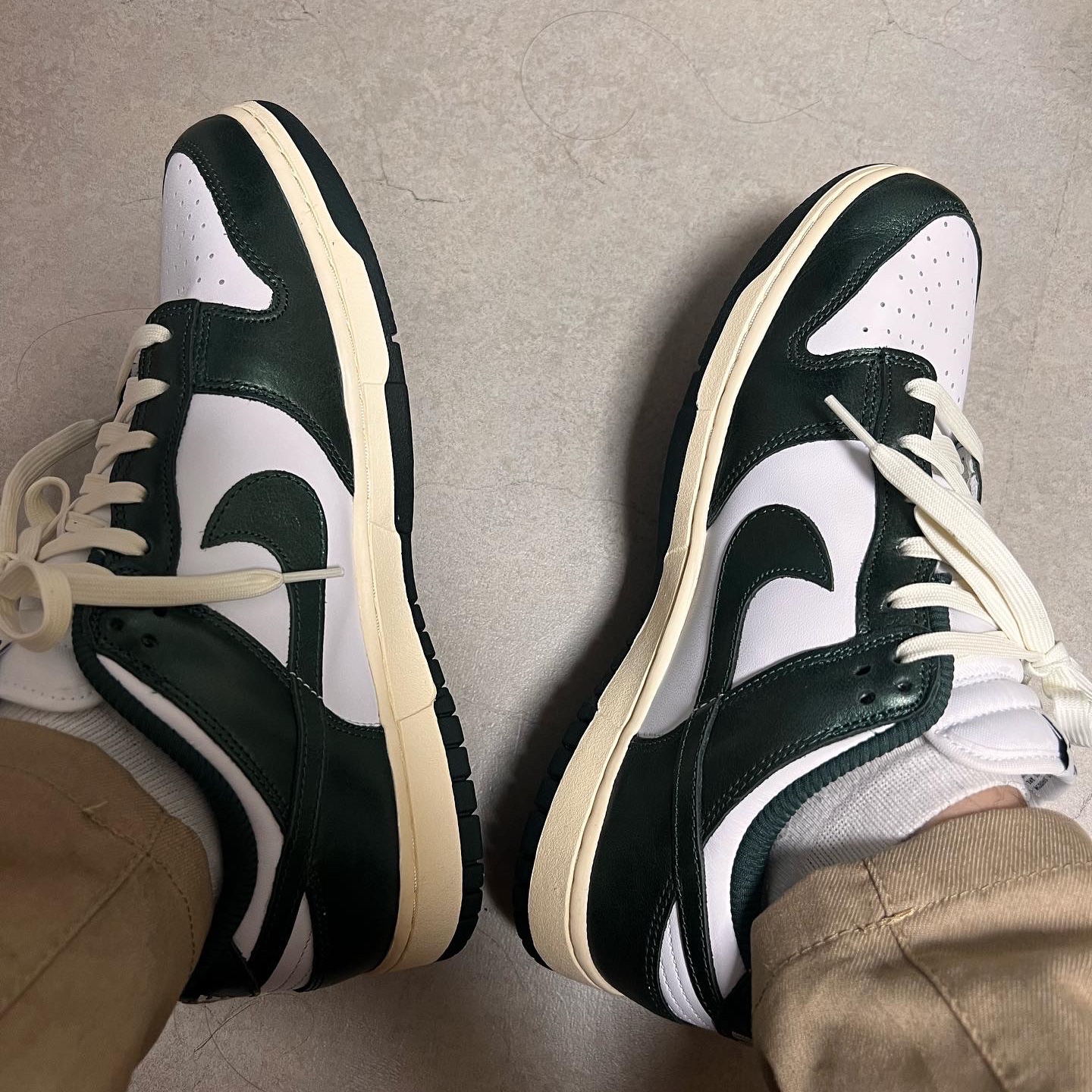 (W) Nike Dunk Low Vintage Green, Nike Dunk Low SP University Red 2020 착용 스타일 - 1