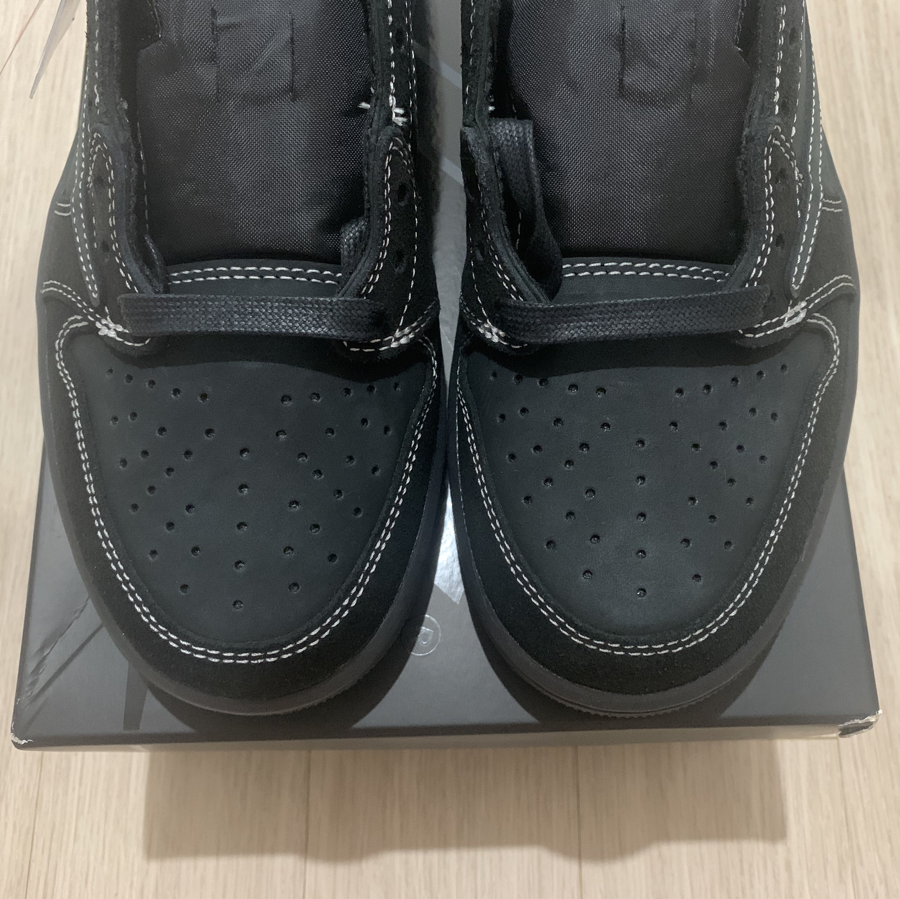 Jordan 1 x Travis Scott Retro Low OG SP Black Phantom 착용 스타일 - 2