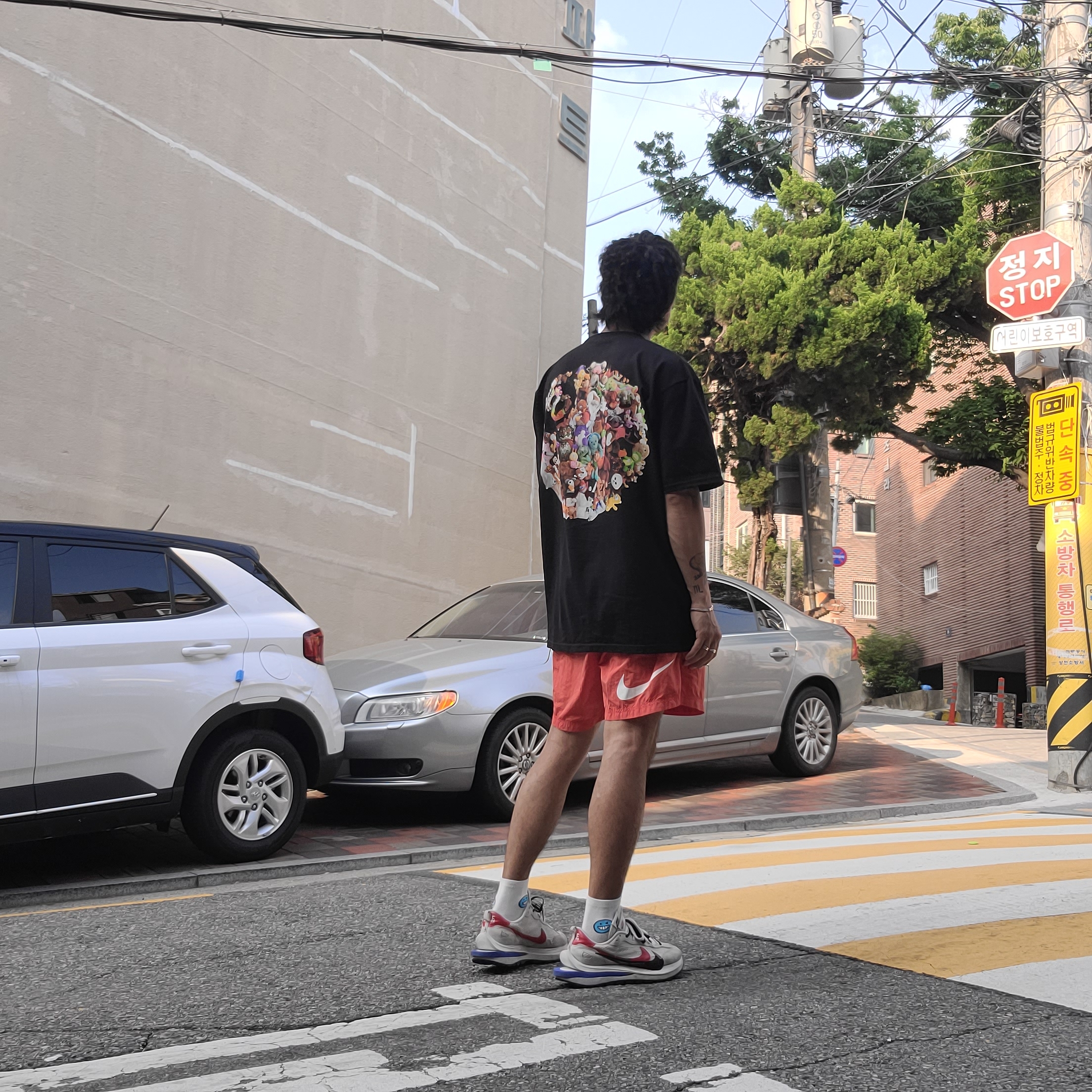 Stussy Plush T-Shirt Black, Nike x Stussy Water Shorts Habanero Red 착용 스타일 - 1