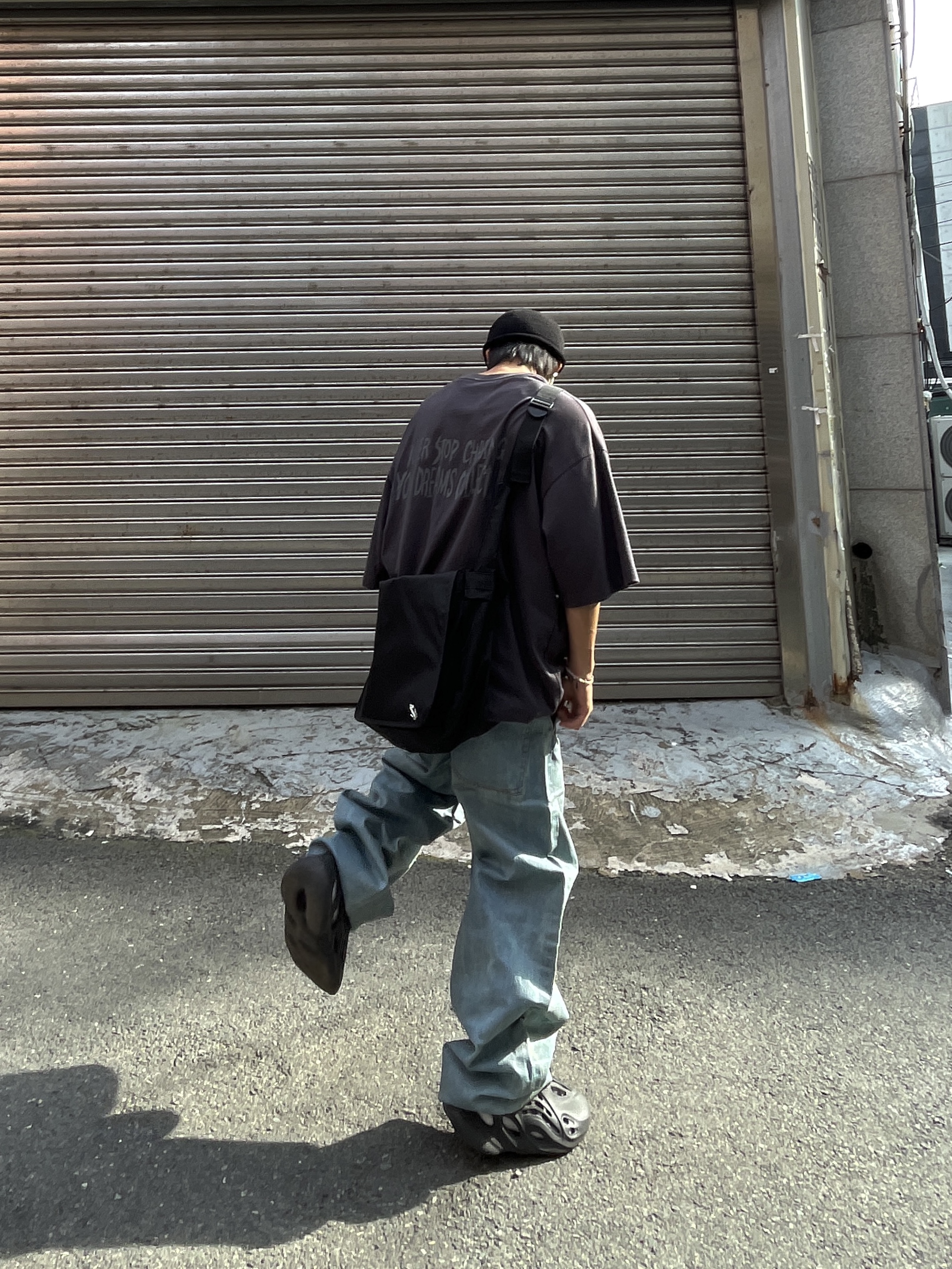 Adidas Yeezy Foam RNNR Onyx 착용 스타일 - 3
