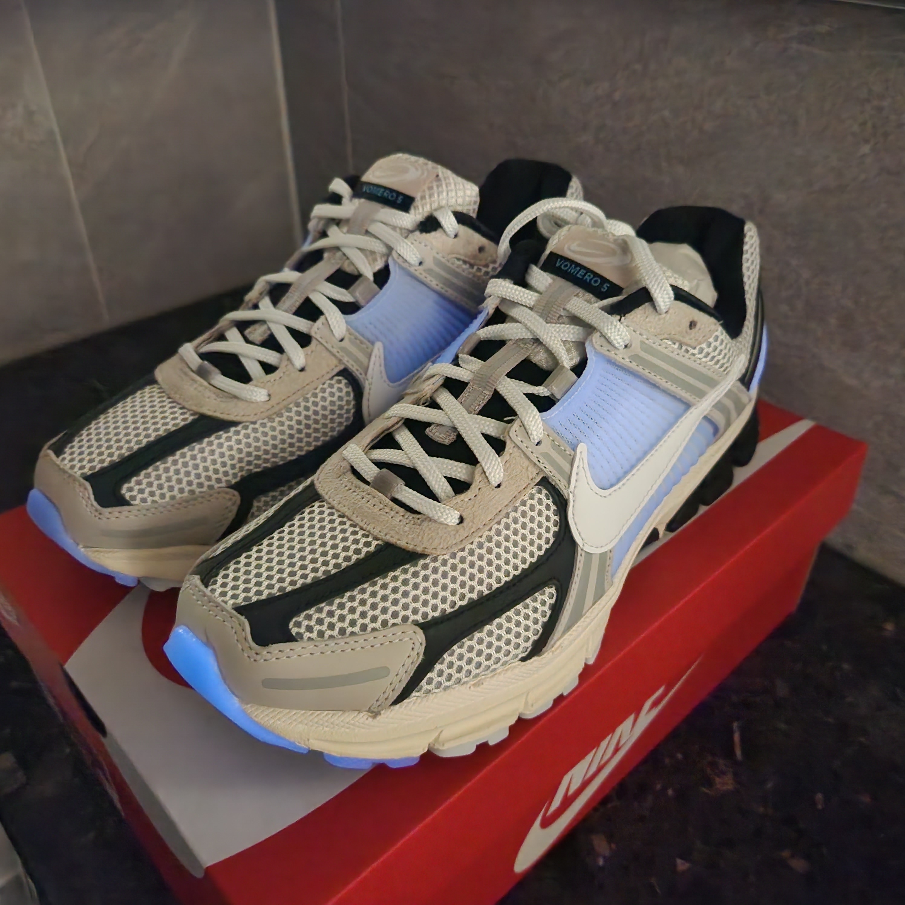 Nike Zoom Vomero 5 Light Bone and Black 착용 스타일 - 4