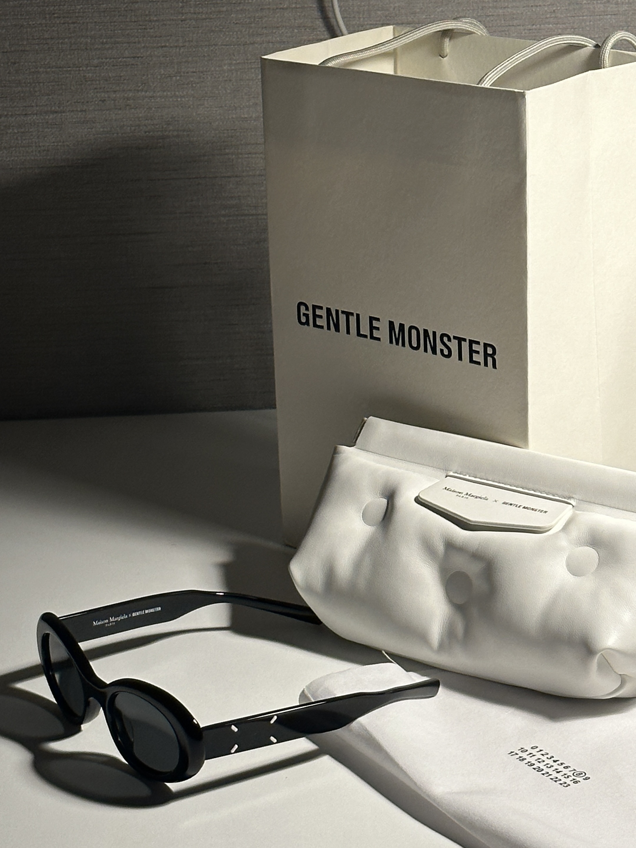 Gentle Monster x Maison Margiela MM005 Black Black 착용 스타일 - 4