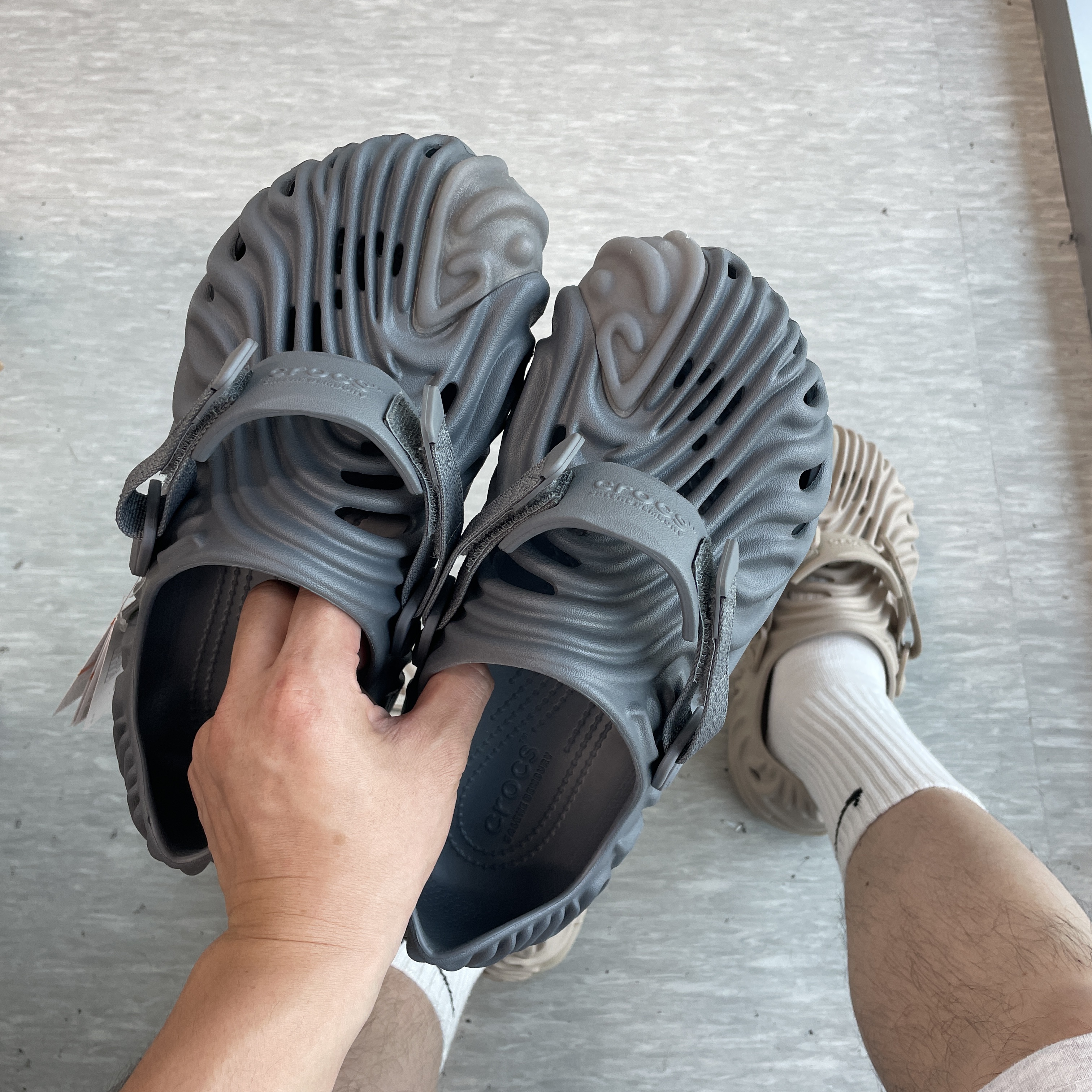 Crocs x Salehe Bembury Pollex Clog Niagara, Crocs x Salehe Bembury Pollex Clog Horchata 착용 스타일 - 1