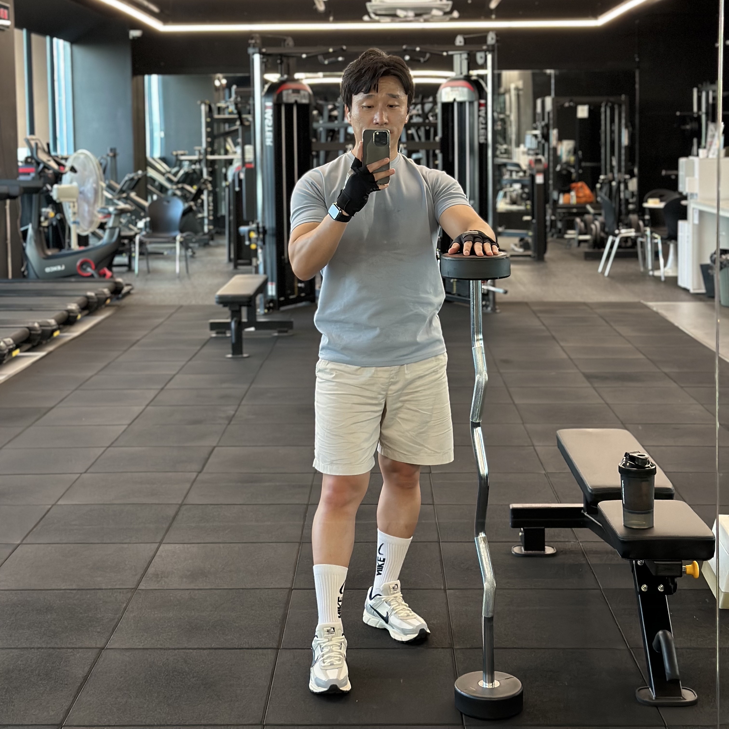 (W) Nike Zoom Vomero 5 Wolf Grey and Black 착용 스타일